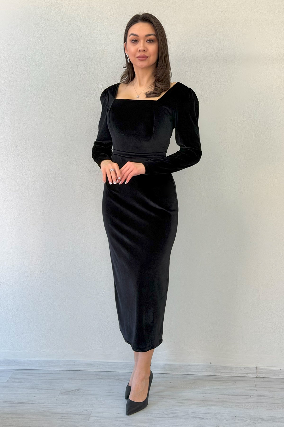 Siyah Kare Yaka Kadife Midi Boy Elbise