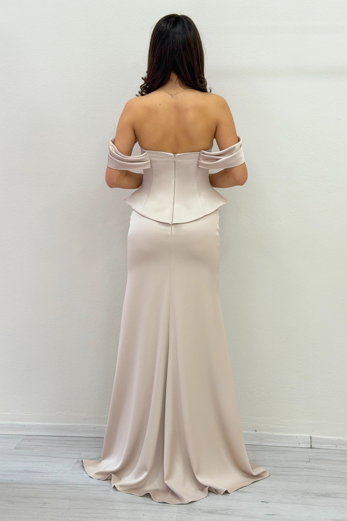 Bej Düşük Omuz Korse Detay Uzun Saten Abiye Elbise 