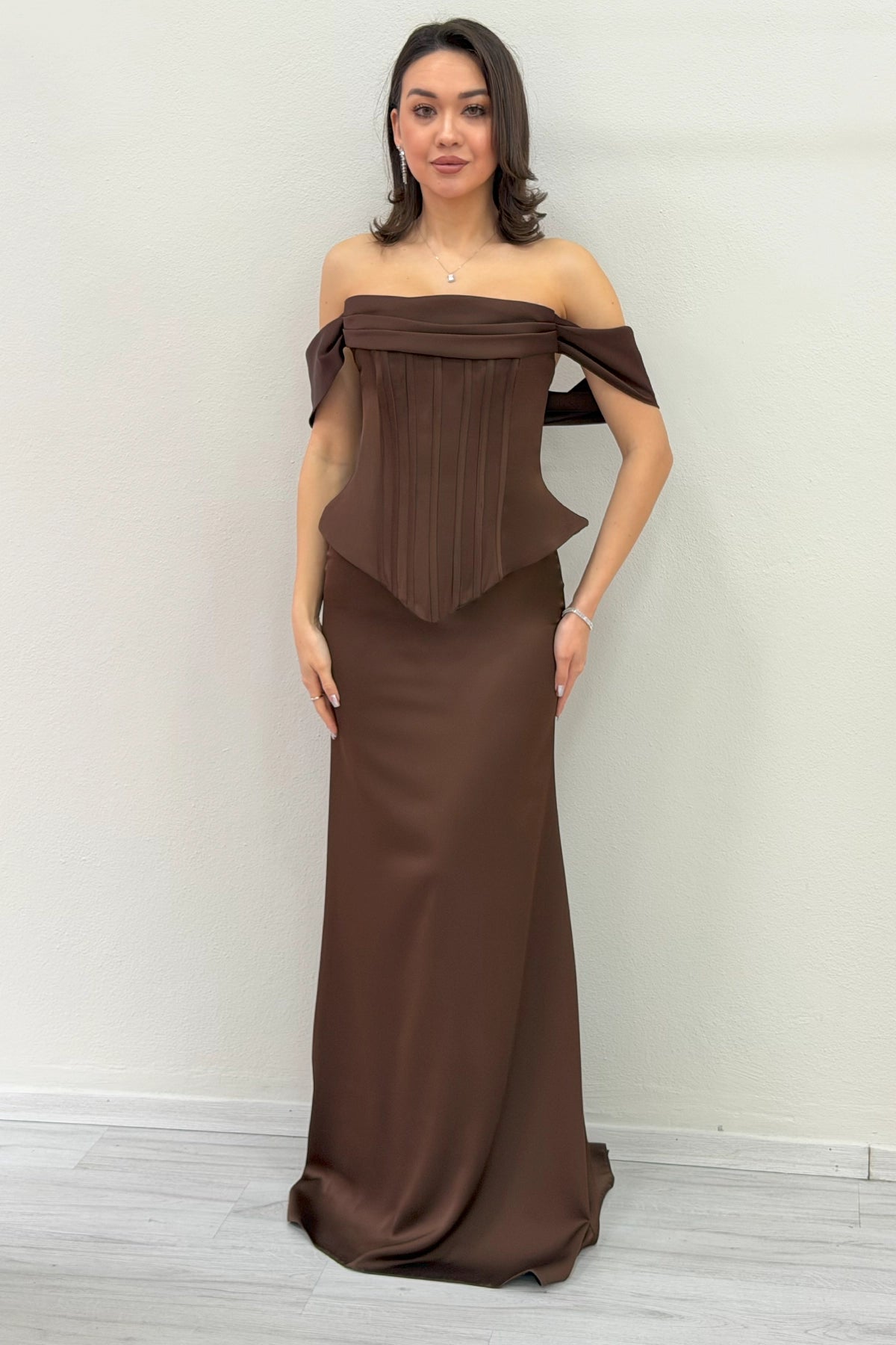Kahverengi Düşük Omuz Korse Detay Uzun Saten Abiye Elbise 