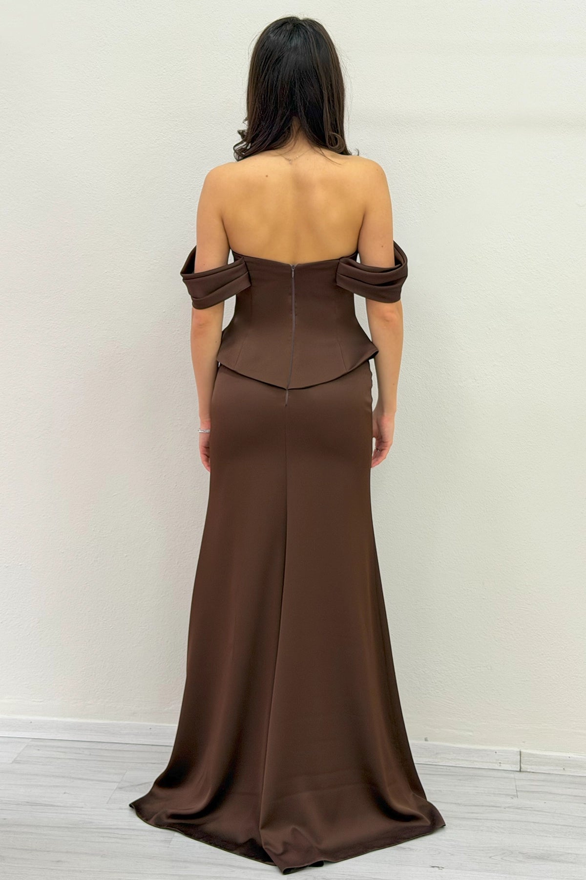 Kahverengi Düşük Omuz Korse Detay Uzun Saten Abiye Elbise 