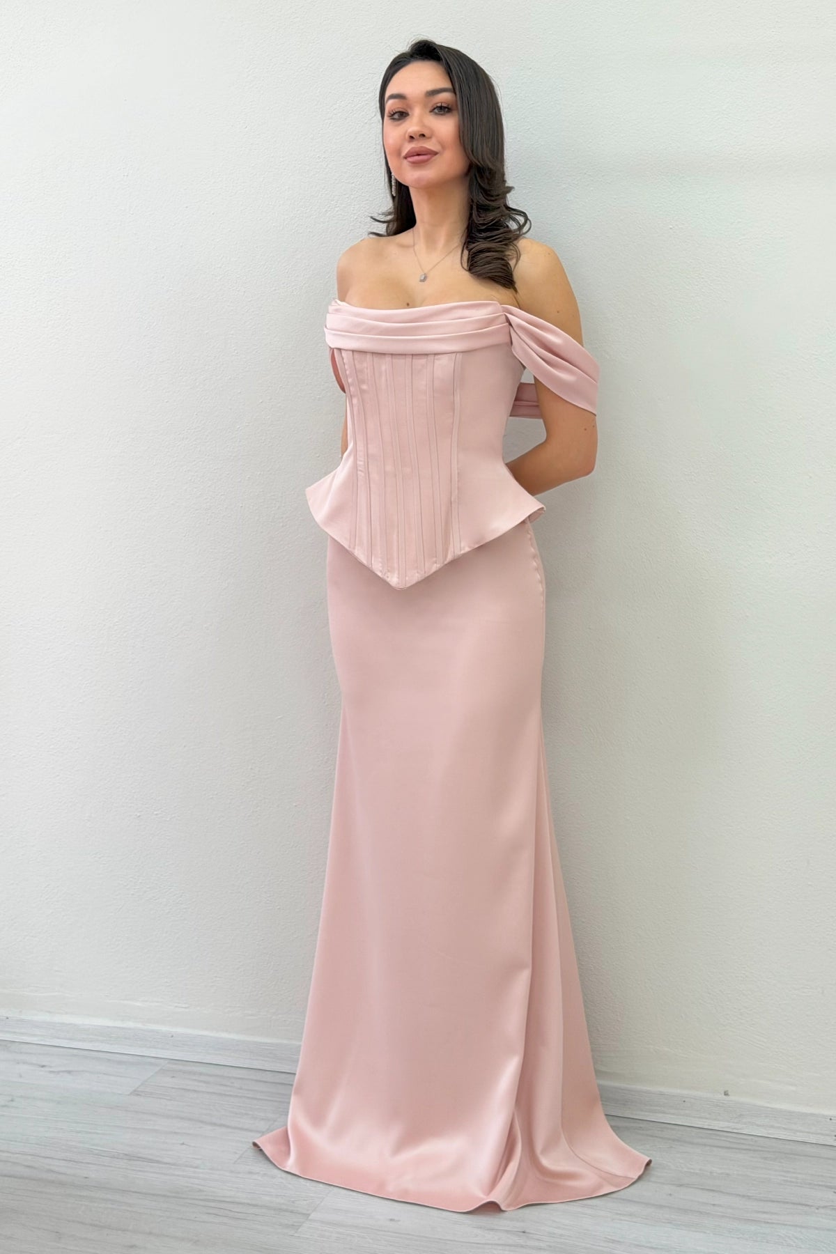 Pudra Düşük Omuz Korse Detay Uzun Saten Abiye Elbise