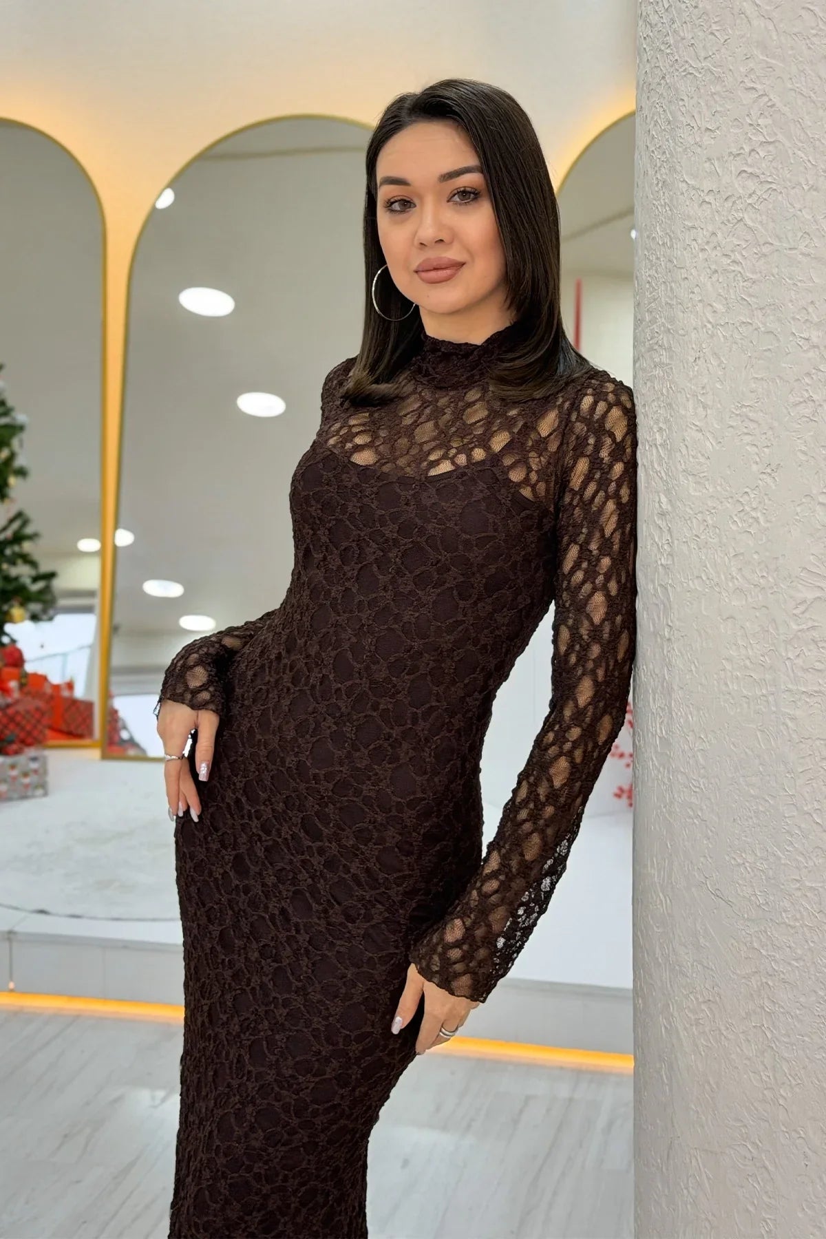 Kahverengi İç Astarlı Dik Yaka Midi Boy Kabartmalı Dantel Elbise
