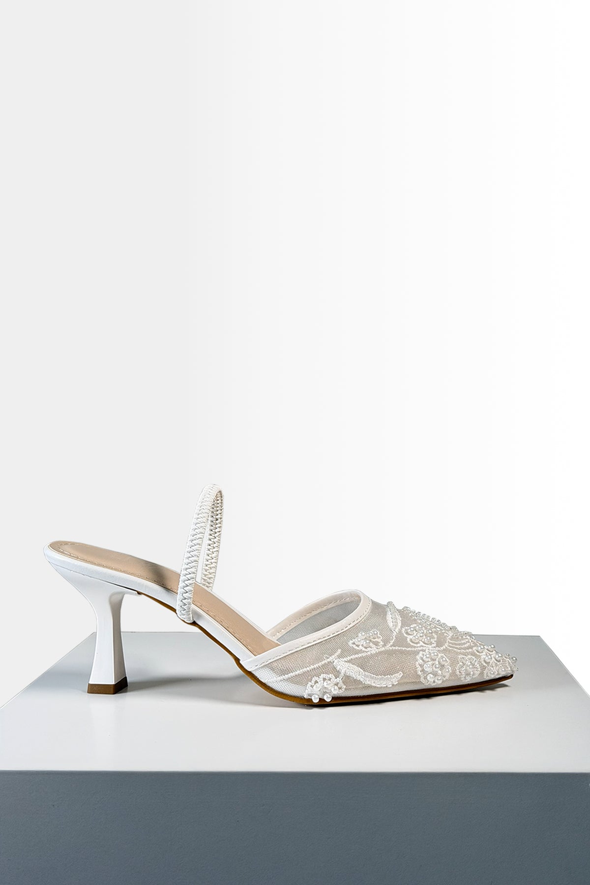 Kadın Beyaz Nakış ve Boncuk Detaylı Transparan Topuklu Ayakkabı