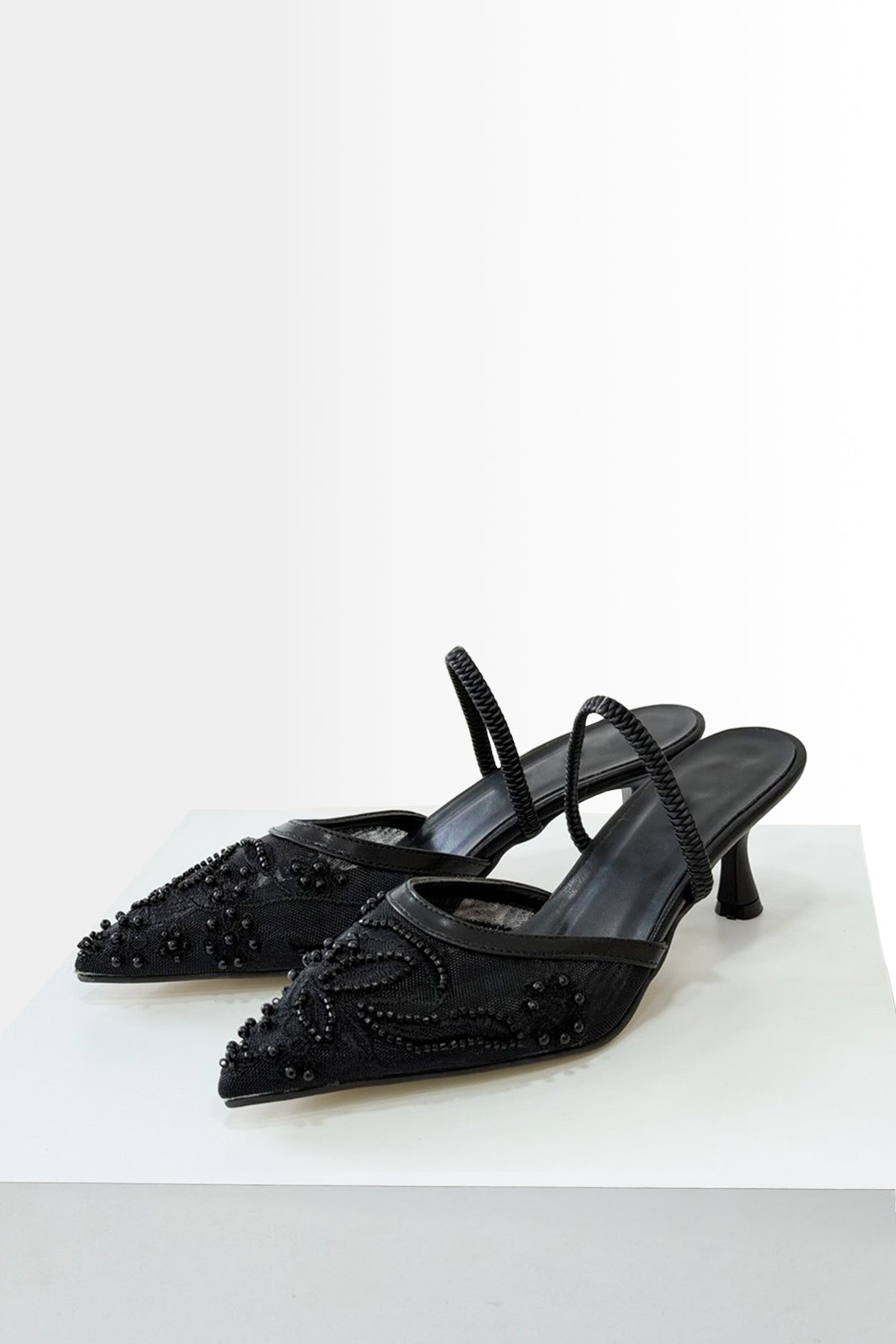 Kadın Siyah Nakış ve Boncuk Detaylı Transparan Topuklu Ayakkabı 