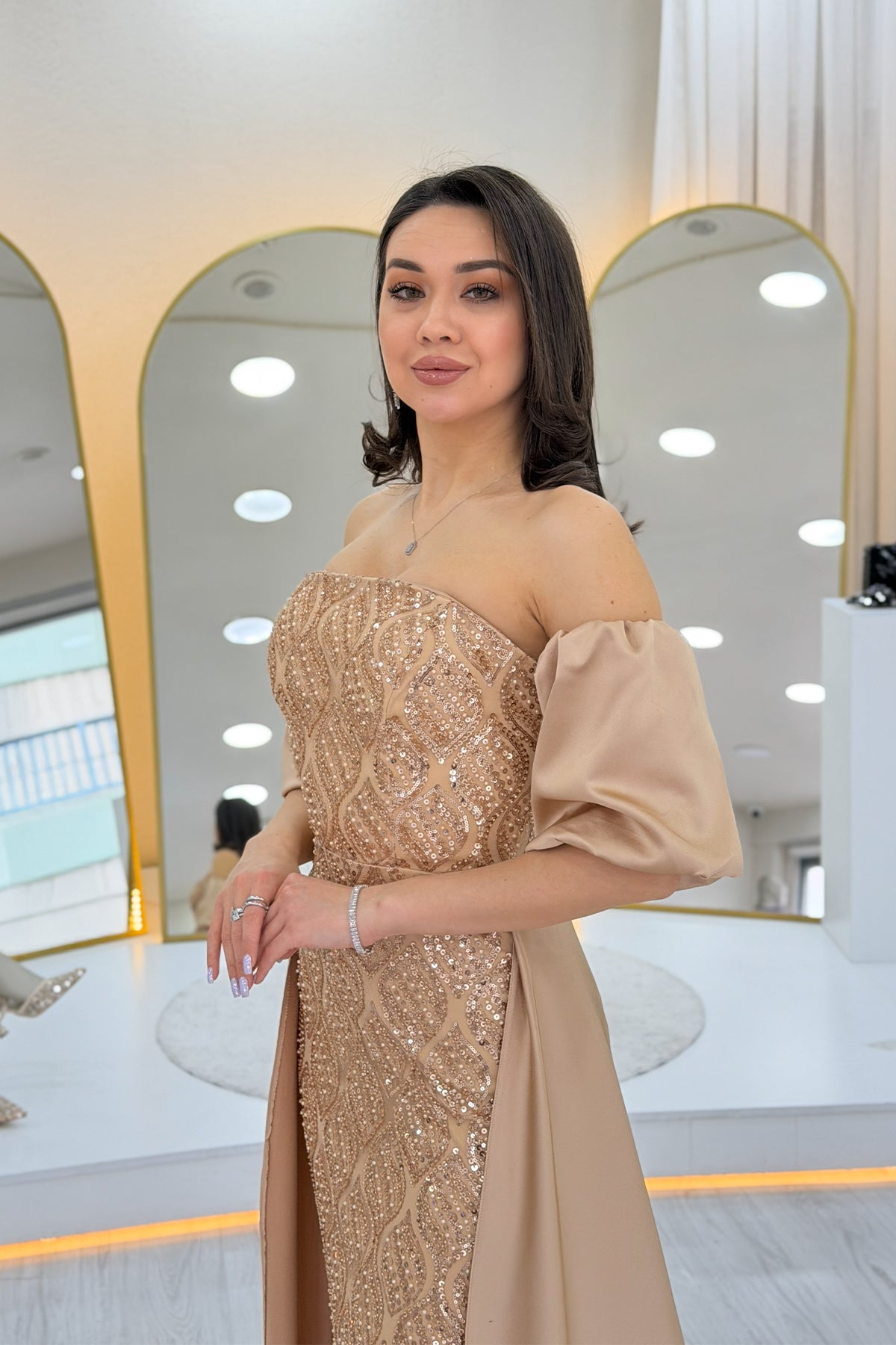 Kadın Gold Saten Kuyruklu Çıkarılabilir Kol Detaylı Abiye Elbise 