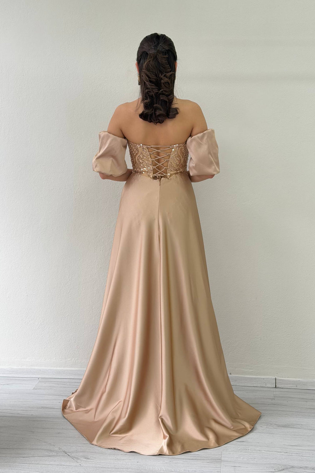 Kadın Gold Saten Kuyruklu Çıkarılabilir Kol Detaylı Abiye Elbise 