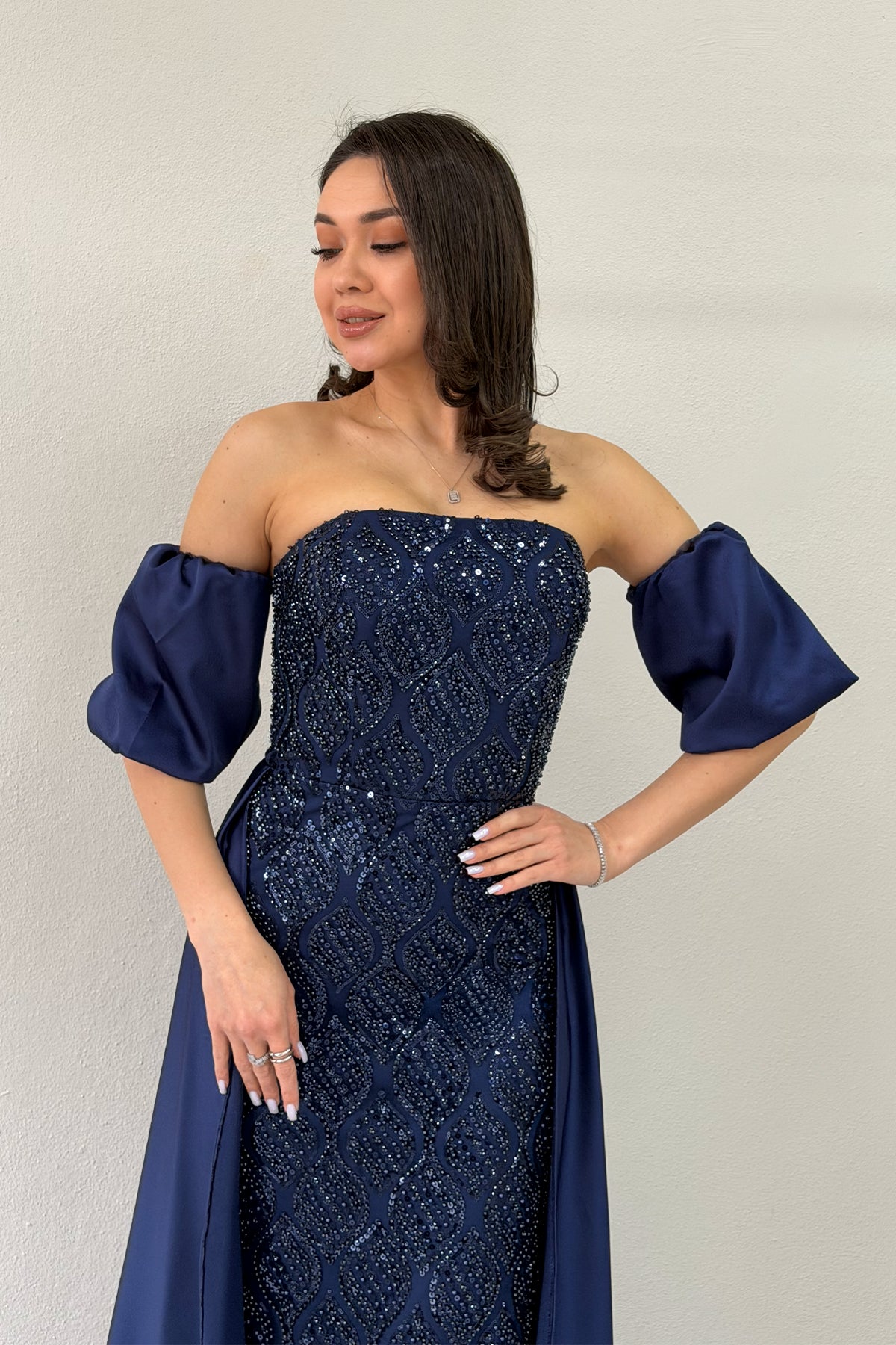 Kadın Lacivert Saten Kuyruklu Çıkarılabilir Kol Detaylı Abiye Elbise