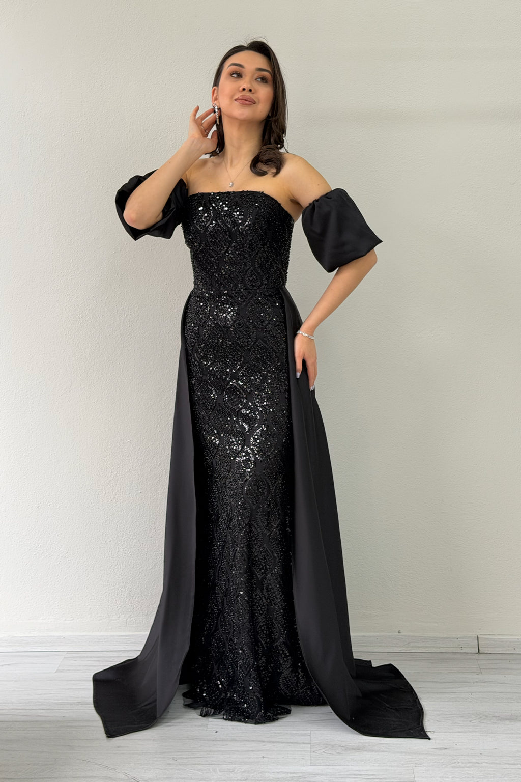 Kadın Siyah Saten Kuyruklu Çıkarılabilir Kol Detaylı Abiye Elbise