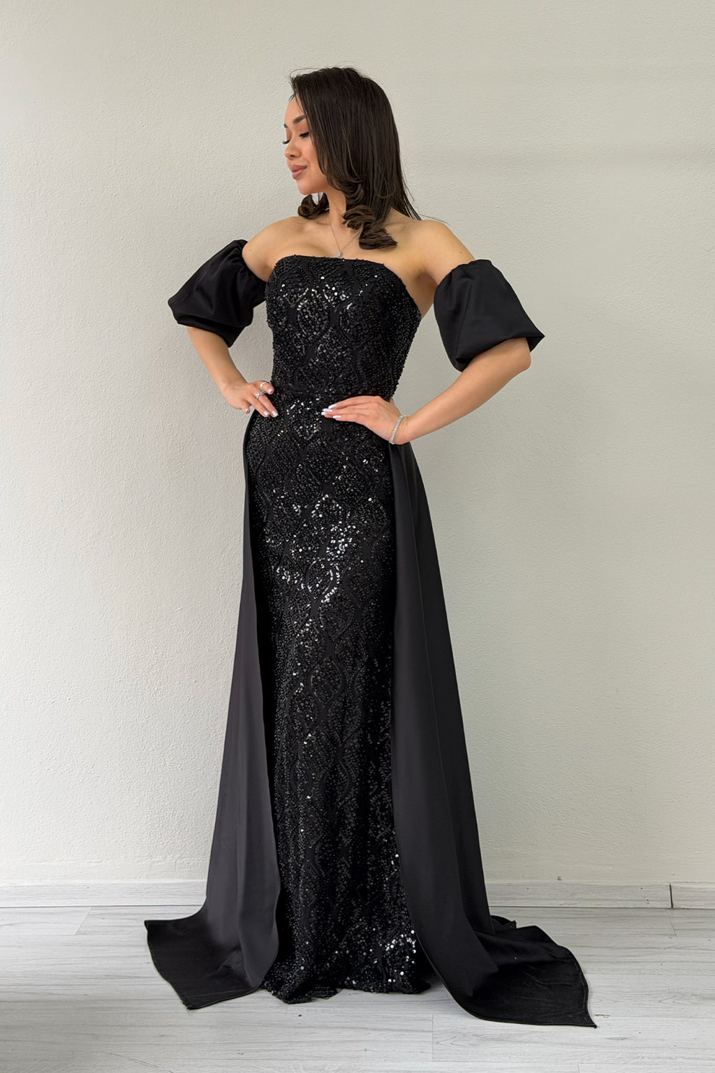 Kadın Siyah Saten Kuyruklu Çıkarılabilir Kol Detaylı Abiye Elbise