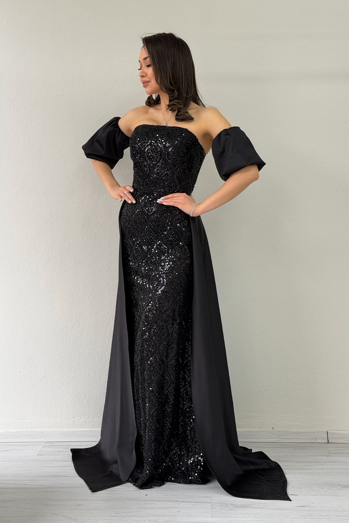 Kadın Siyah Saten Kuyruklu Çıkarılabilir Kol Detaylı Abiye Elbise