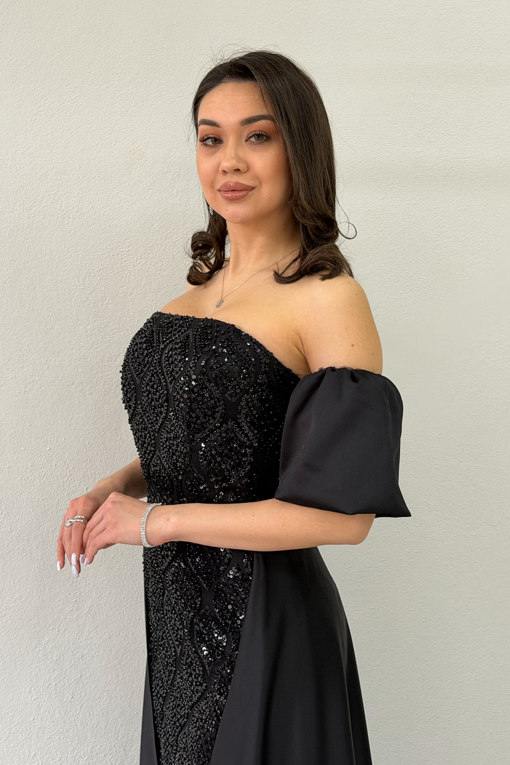 Kadın Siyah Saten Kuyruklu Çıkarılabilir Kol Detaylı Abiye Elbise