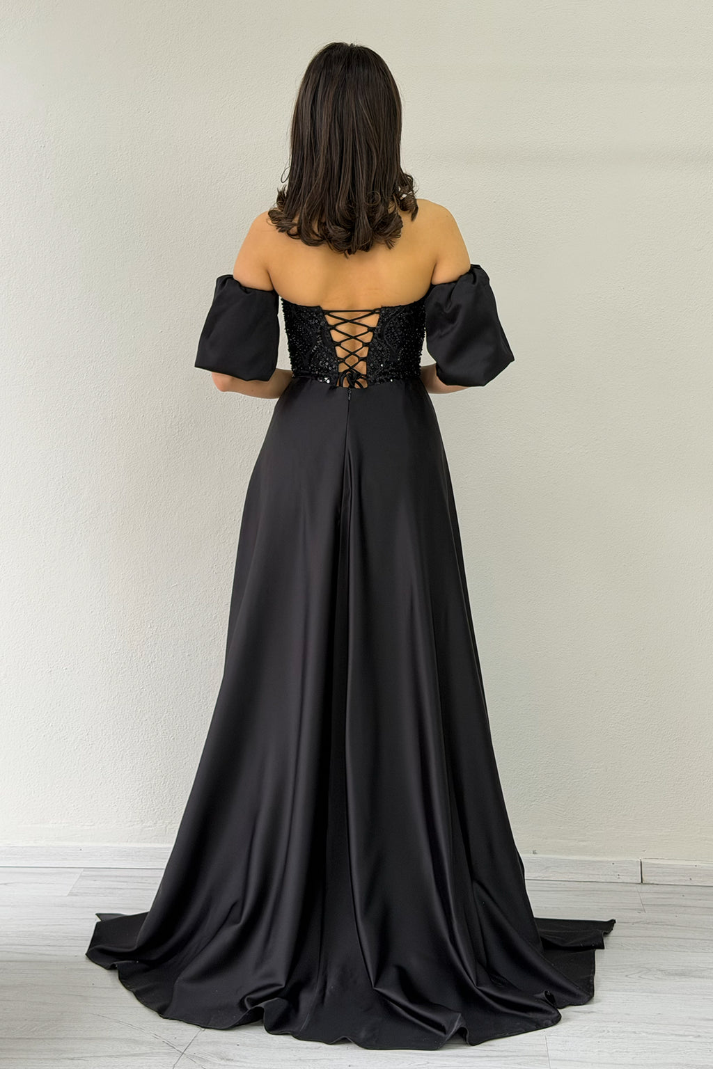 Kadın Siyah Saten Kuyruklu Çıkarılabilir Kol Detaylı Abiye Elbise