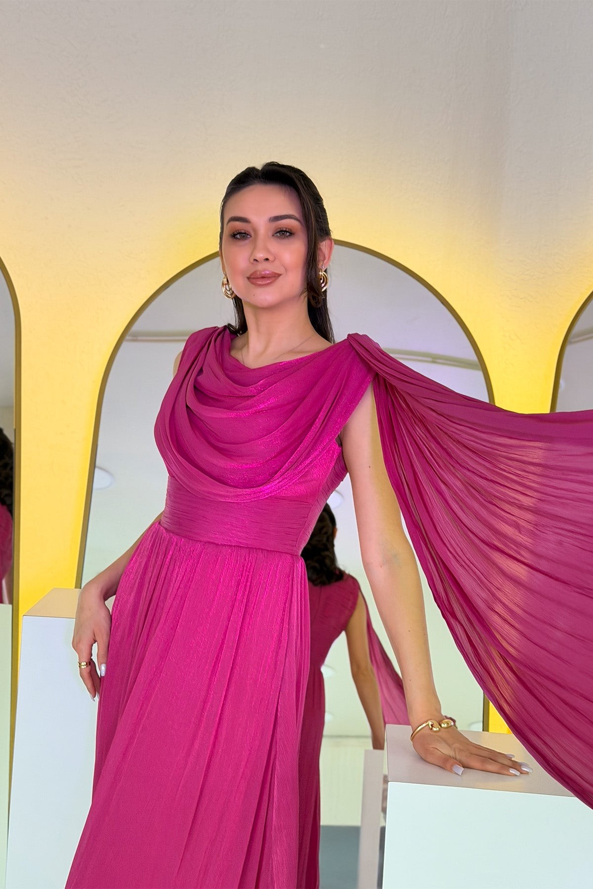 Fuşya Dökümlü Pelerin Kollu Uzun Abiye Elbise 