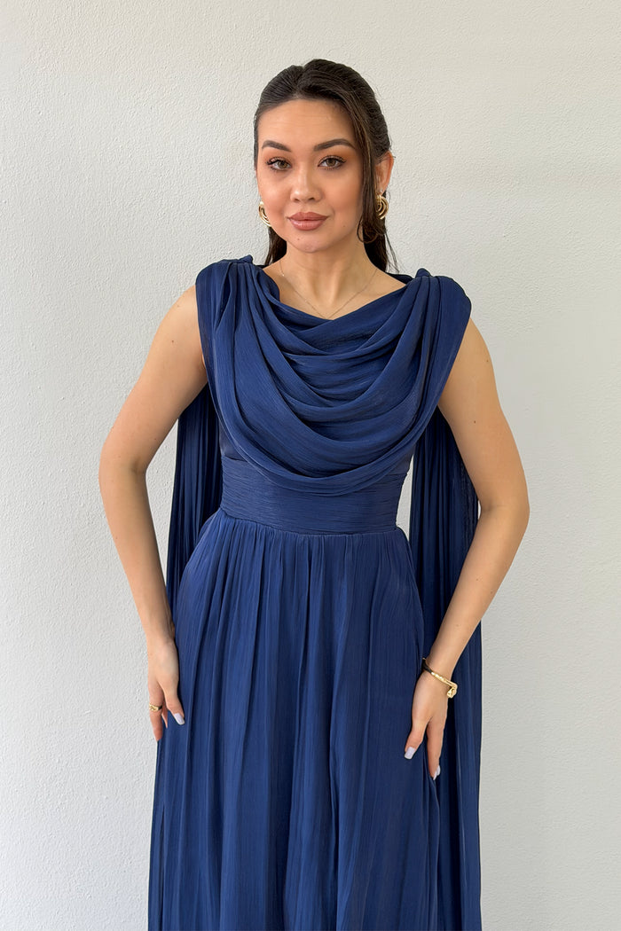 Lacivert Degaje Yaka Dökümlü Pelerin Kollu Uzun Abiye Elbise 