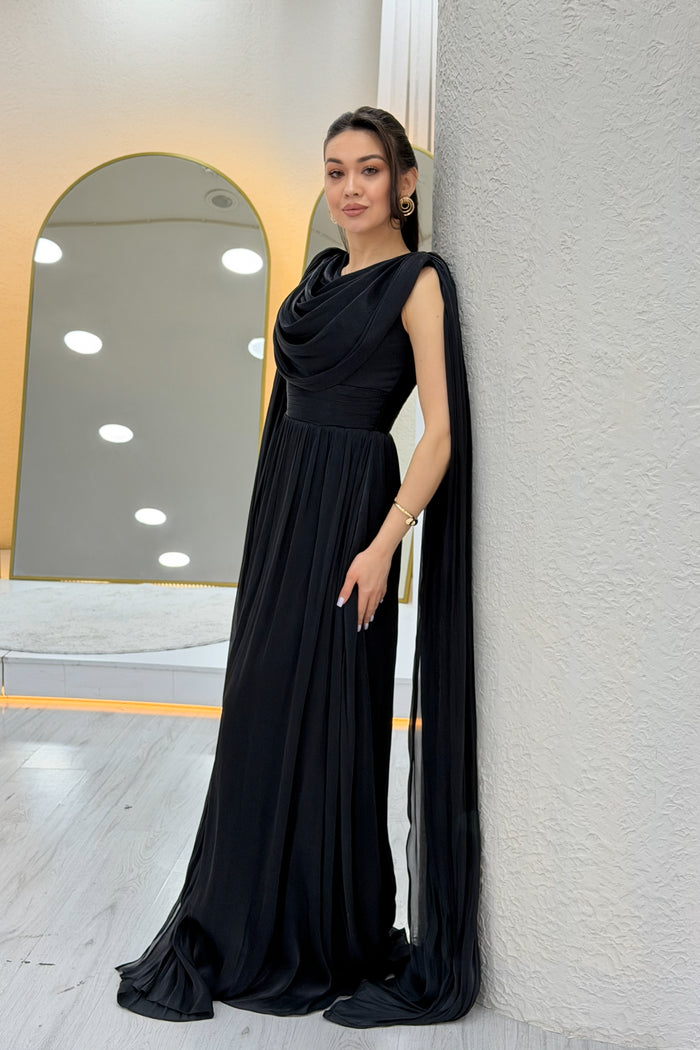 Siyah Degaje Yaka Dökümlü Pelerin Kollu Uzun Abiye Elbise