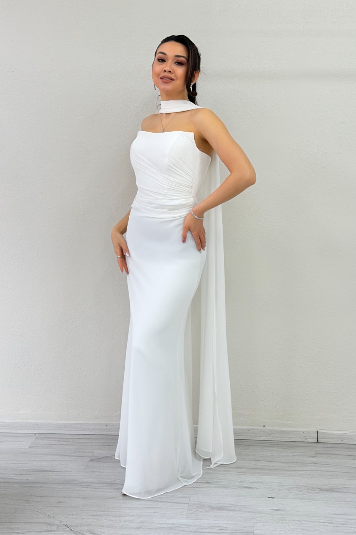 Beyaz Straplez Drapeli Fularlı Nikah Abiye