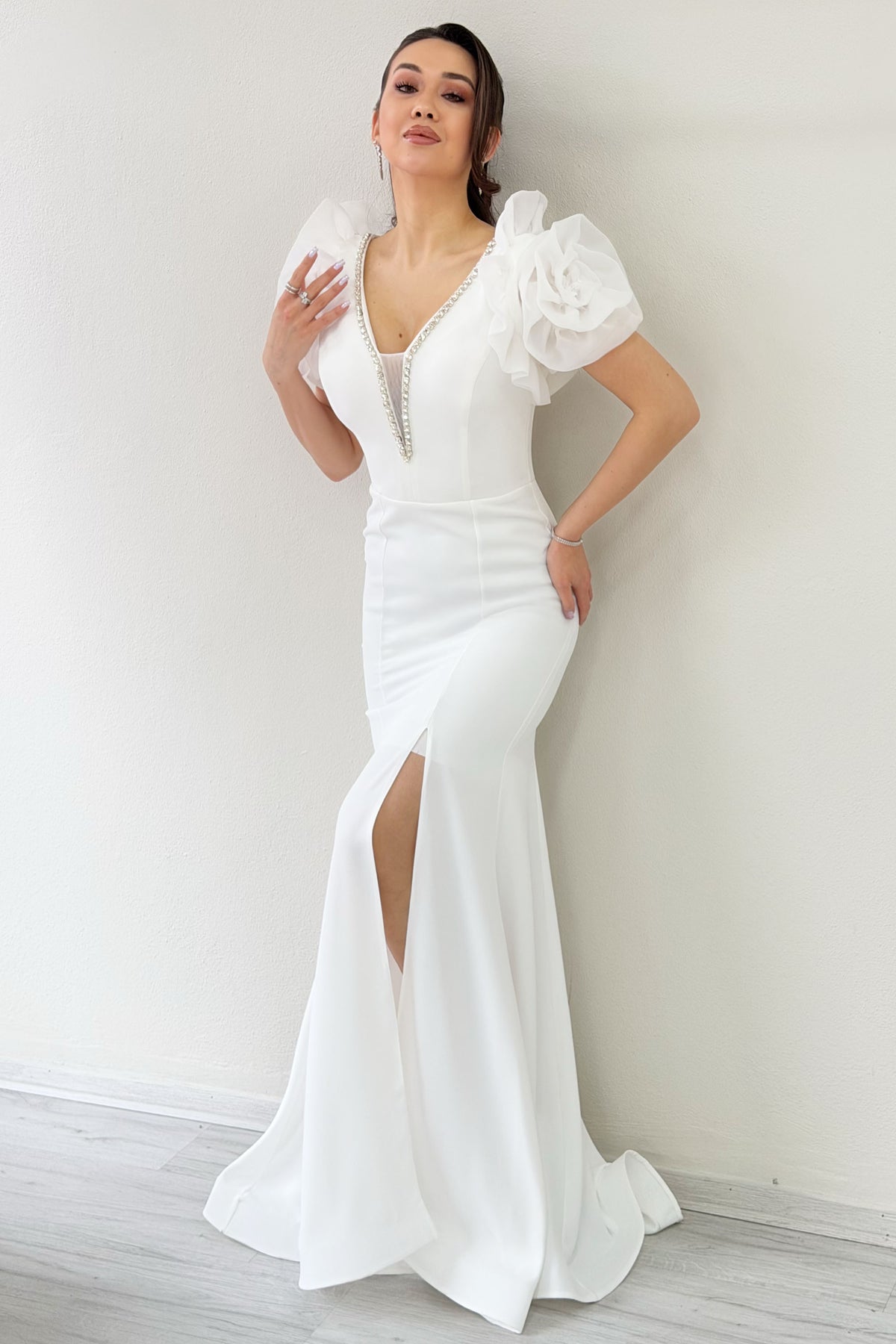Beyaz Omuz Gül Detaylı V Yaka Taş İşlemeli Yırtmaçlı Nikah Abiye Elbise 