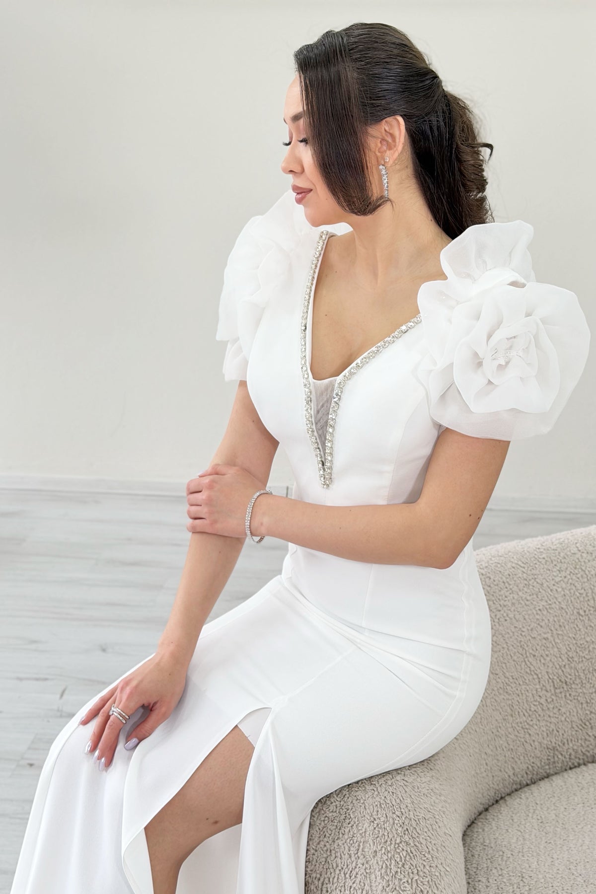 Beyaz Omuz Gül Detaylı V Yaka Taş İşlemeli Yırtmaçlı Nikah Abiye Elbise 
