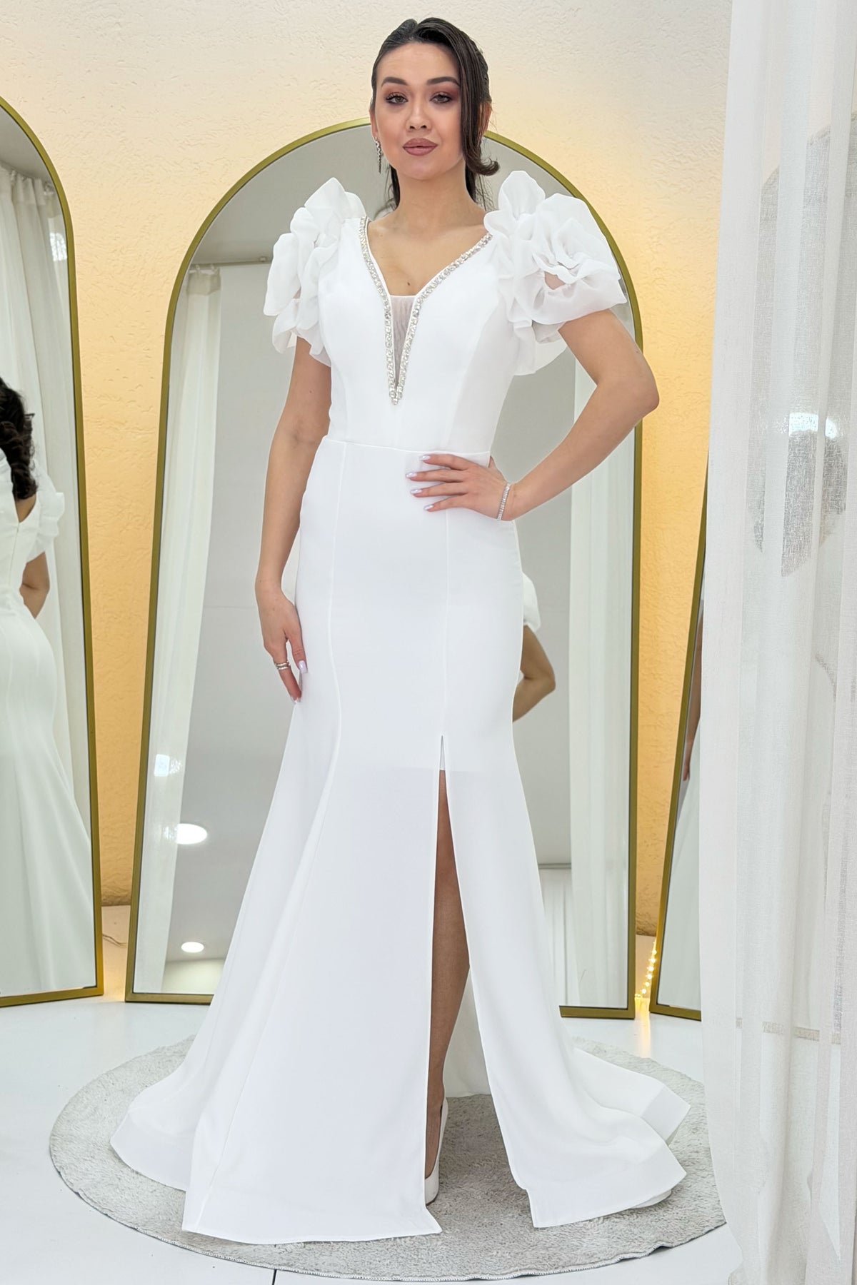 Beyaz Omuz Gül Detaylı V Yaka Taş İşlemeli Yırtmaçlı Nikah Abiye Elbise 