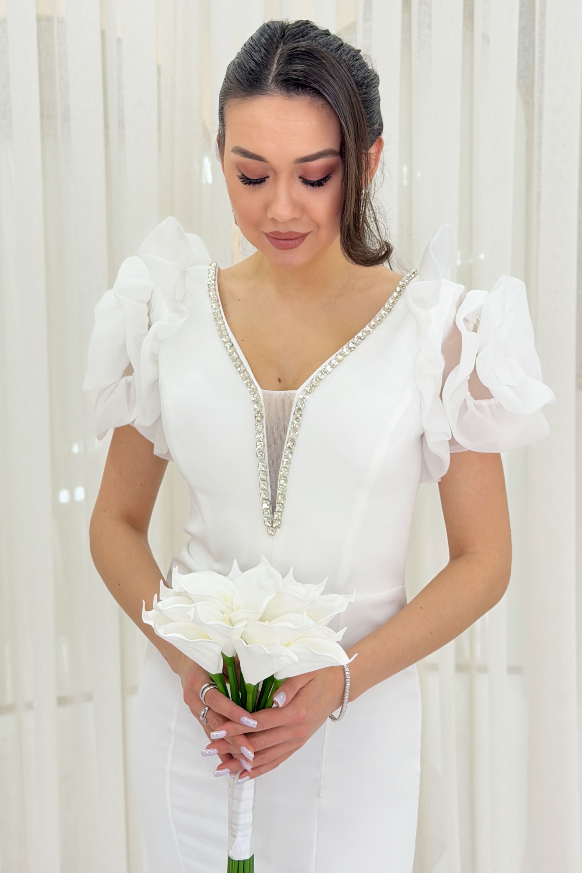 Beyaz Omuz Gül Detaylı V Yaka Taş İşlemeli Yırtmaçlı Nikah Abiye Elbise 