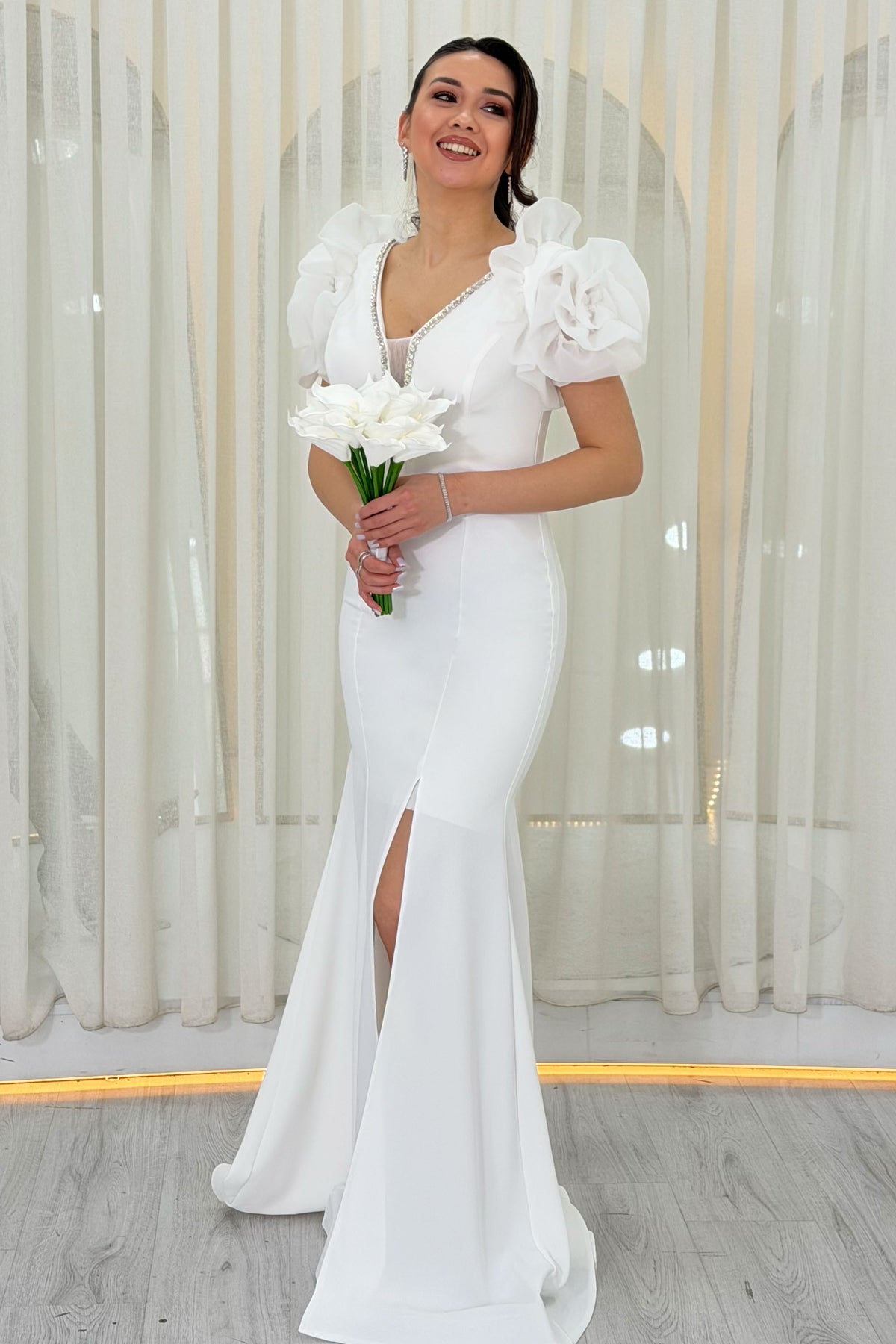 Beyaz Omuz Gül Detaylı V Yaka Taş İşlemeli Yırtmaçlı Nikah Abiye Elbise 