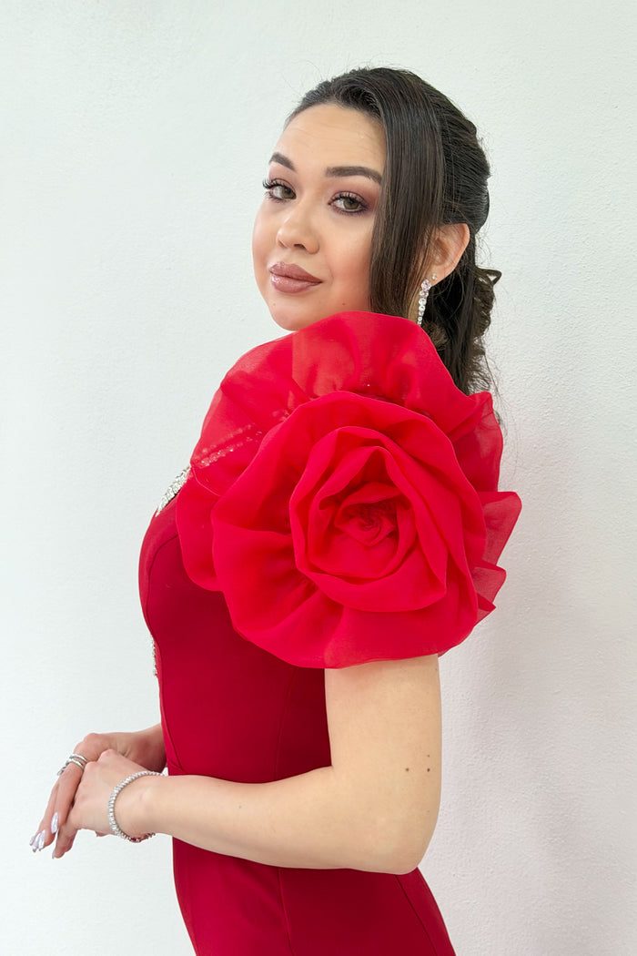 Kırmızı Omuz Gül Detaylı V Yaka Taş İşlemeli Yırtmaçlı Abiye Elbise 