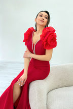 Kırmızı Omuz Gül Detaylı V Yaka Taş İşlemeli Yırtmaçlı Abiye Elbise 