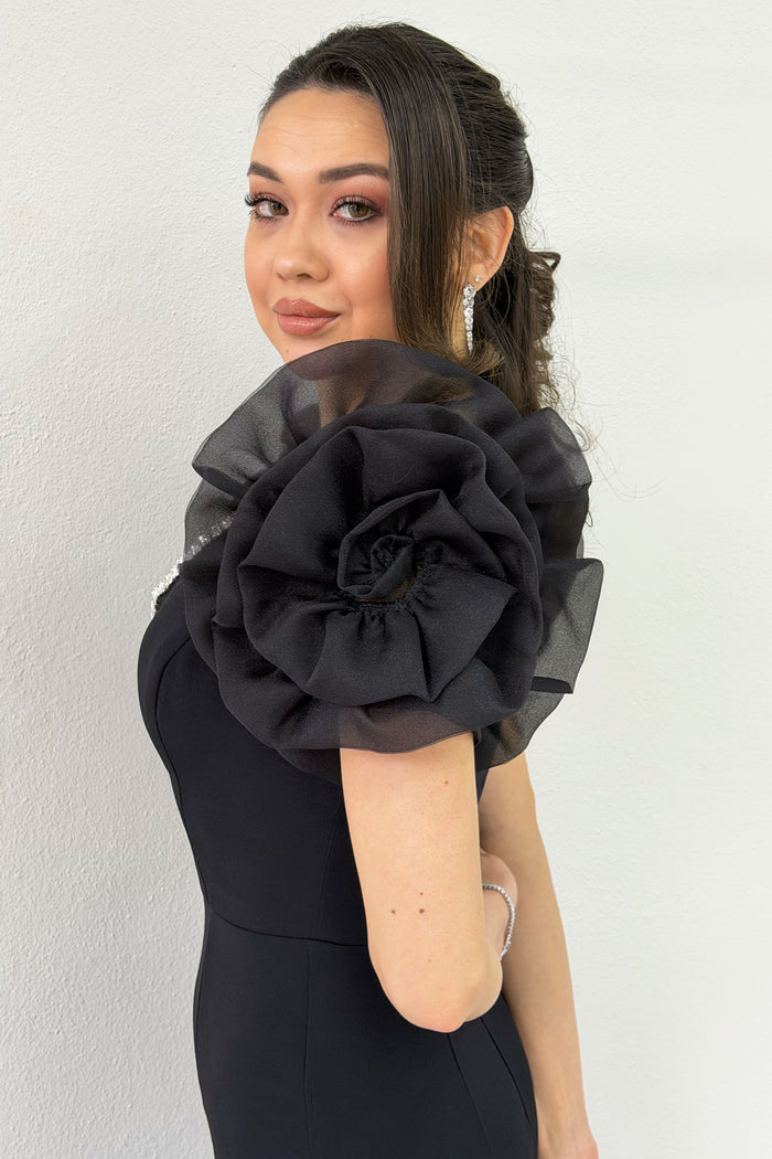 Siyah Omuz Gül Detaylı V Yaka Taş İşlemeli Yırtmaçlı Abiye Elbise 