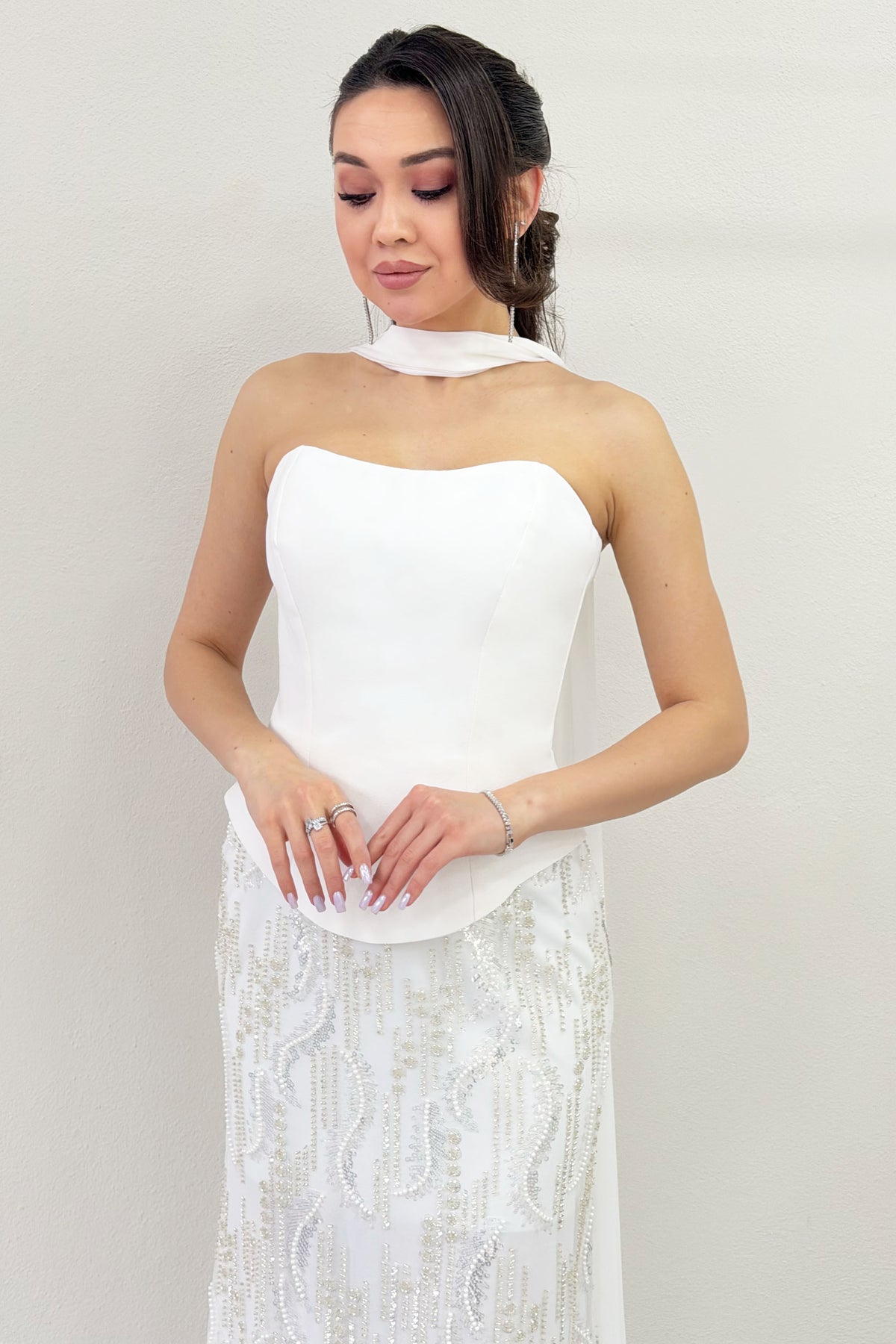 Beyaz Straplez Şal Detaylı İşlemeli Uzun Nikah Abiye Elbise 