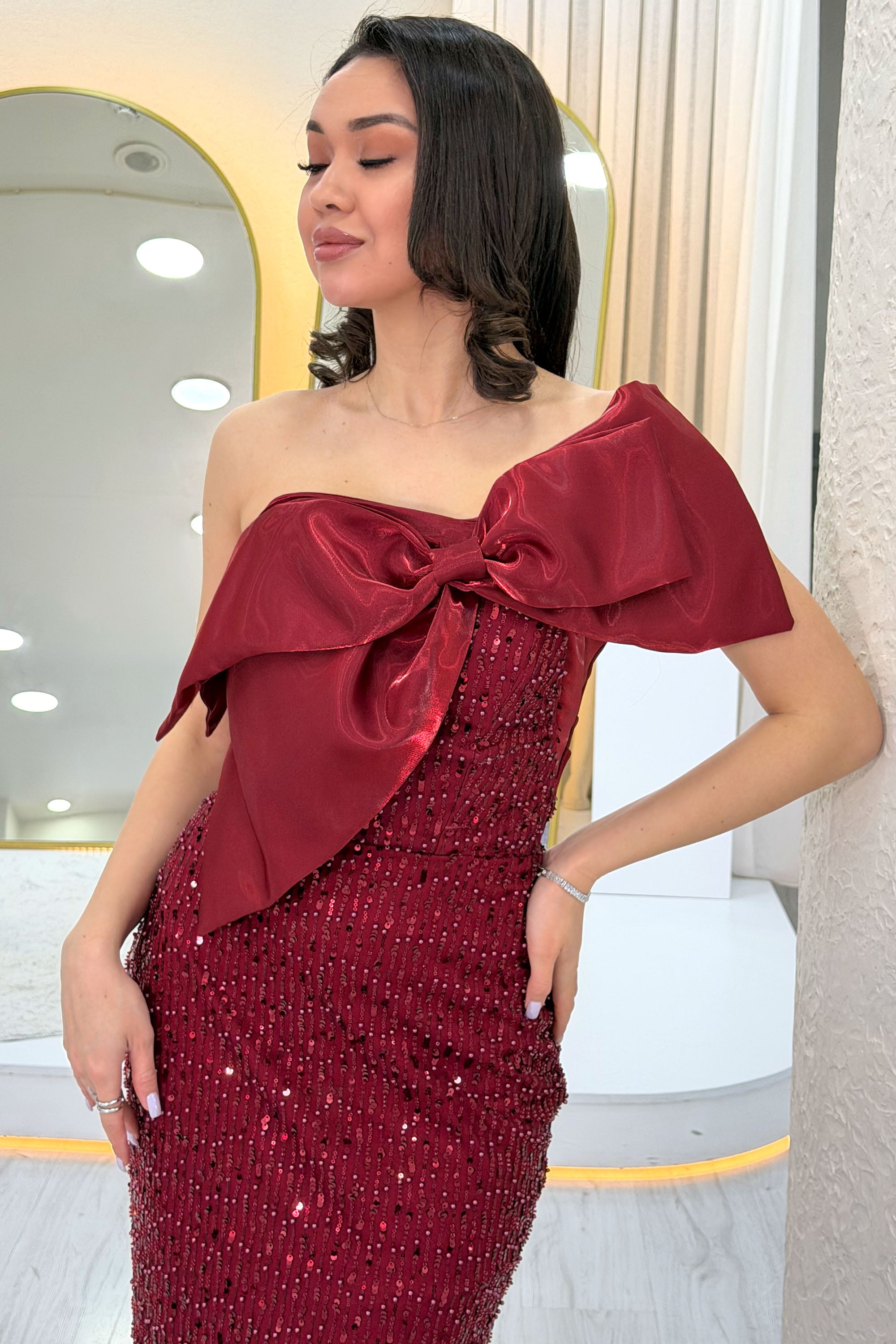 Bordo Fiyonk Yaka Detaylı Tek Omuz Pul Payet Abiye Elbise 