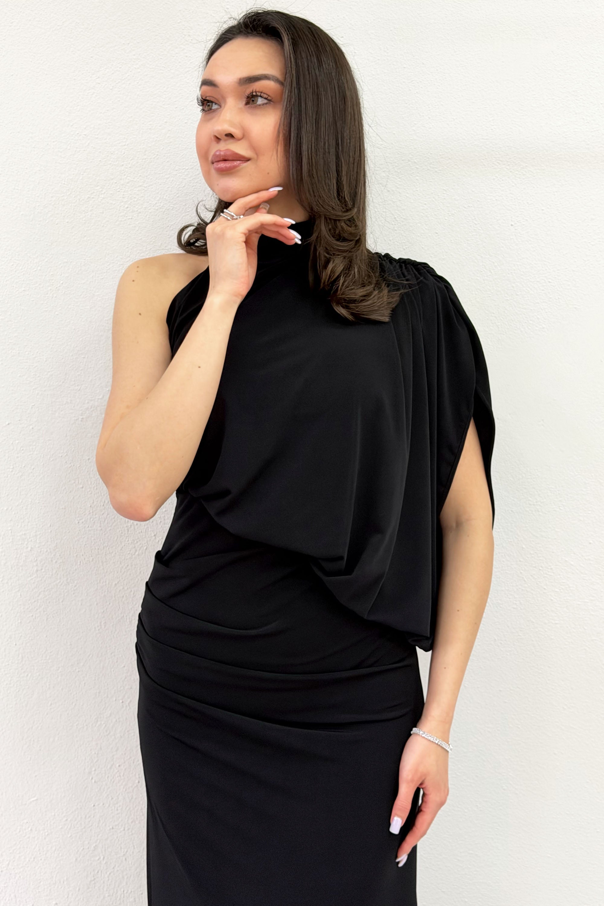 Siyah Tek Omuz Drape Detaylı Asimetrik Uzun Elbise 