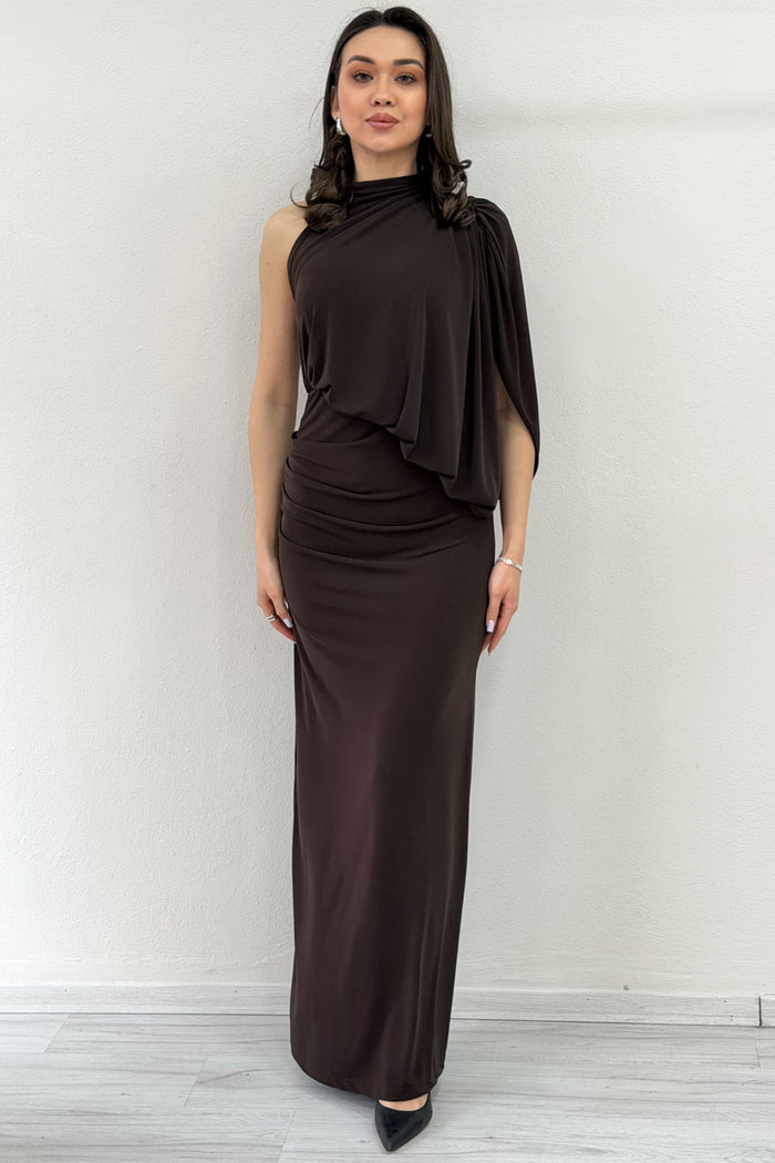 Kahverengi Tek Omuz Drape Detaylı Asimetrik Uzun Elbise 