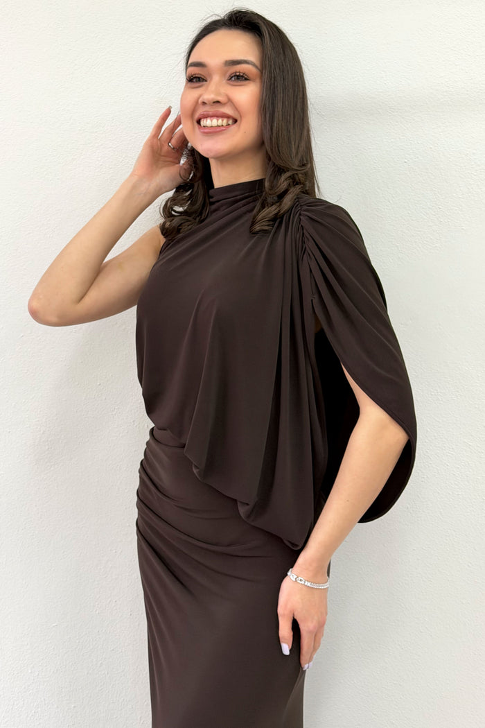 Kahverengi Tek Omuz Drape Detaylı Asimetrik Uzun Elbise 