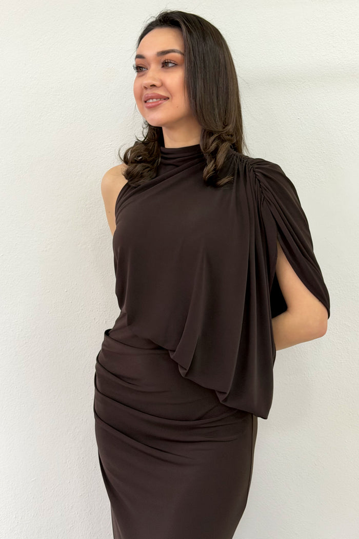 Kahverengi Tek Omuz Drape Detaylı Asimetrik Uzun Elbise 