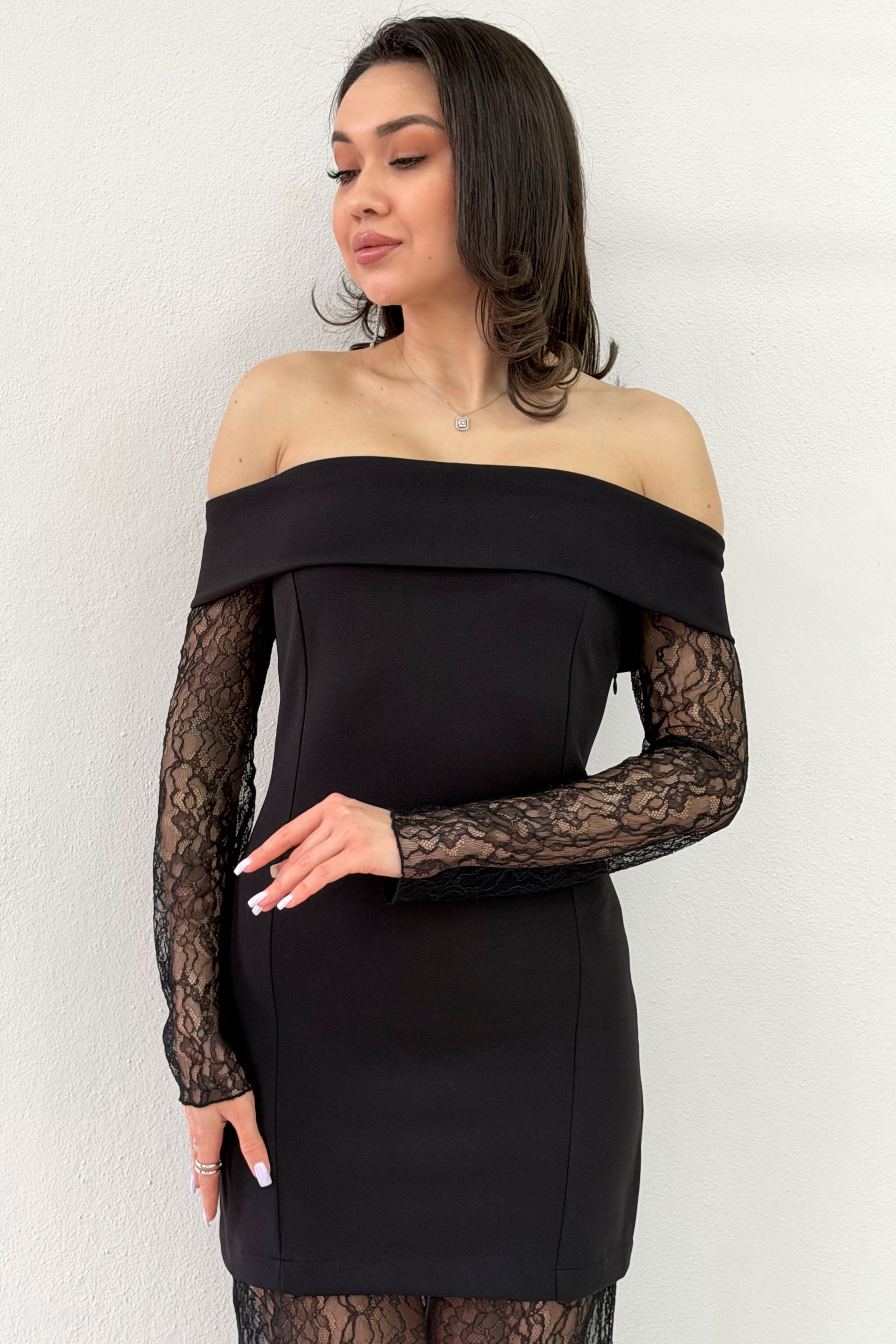 Siyah Madonna Yaka Dantel Elbise