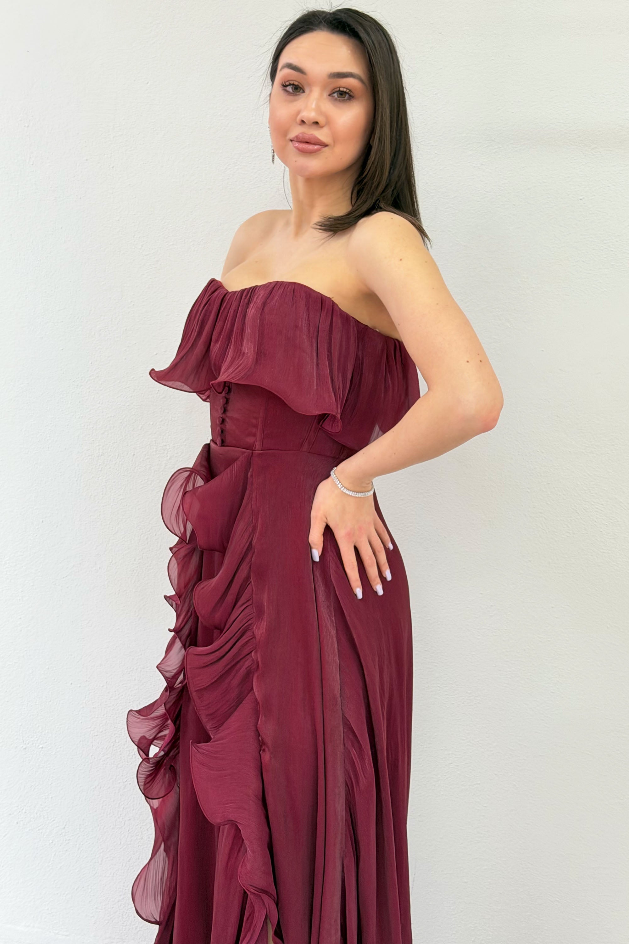 Bordo Straplez Çift Yırtmaçlı Fırfırlı Abiye Elbise 