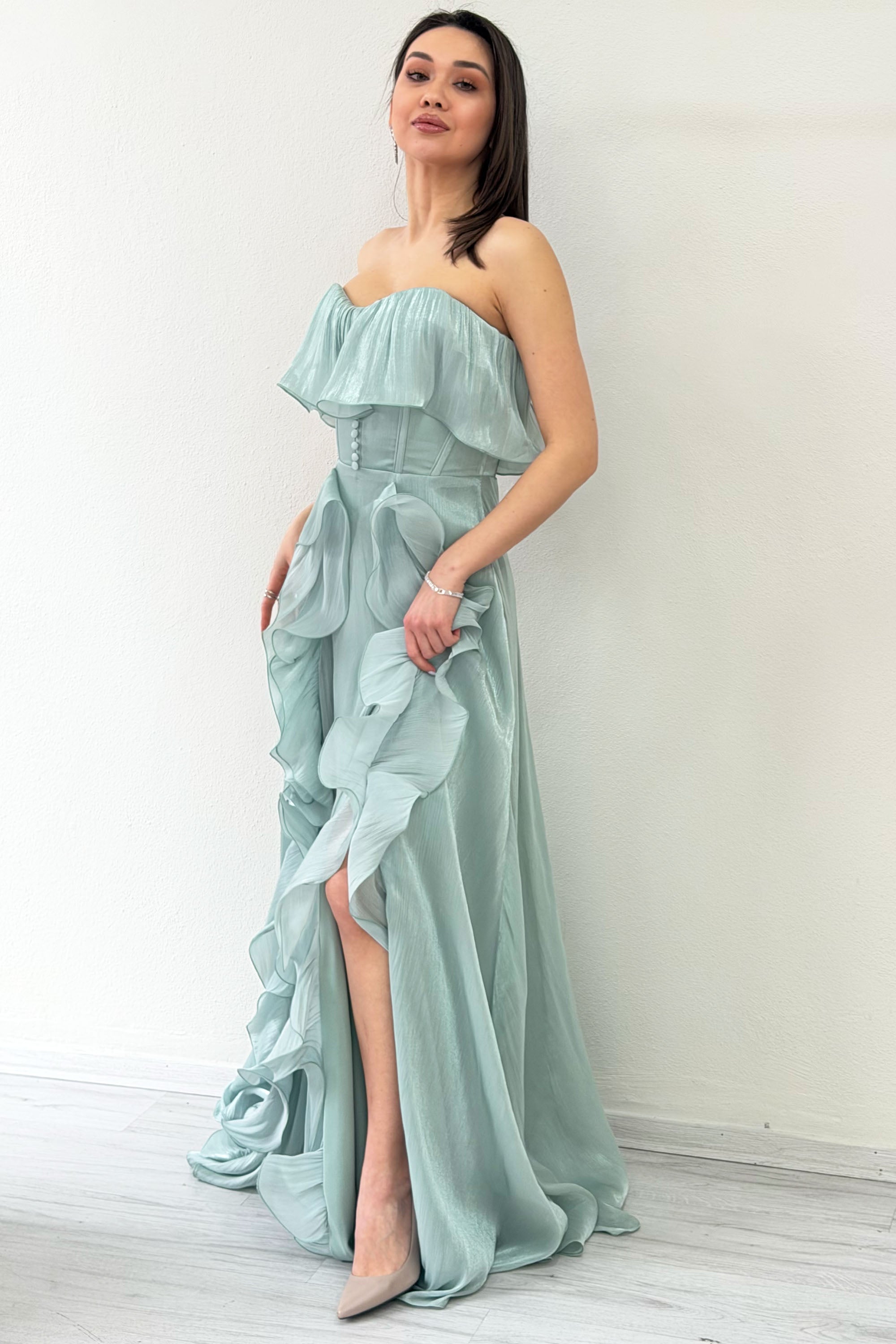 Su Yeşili Straplez Çift Yırtmaçlı Fırfırlı Abiye Elbise
