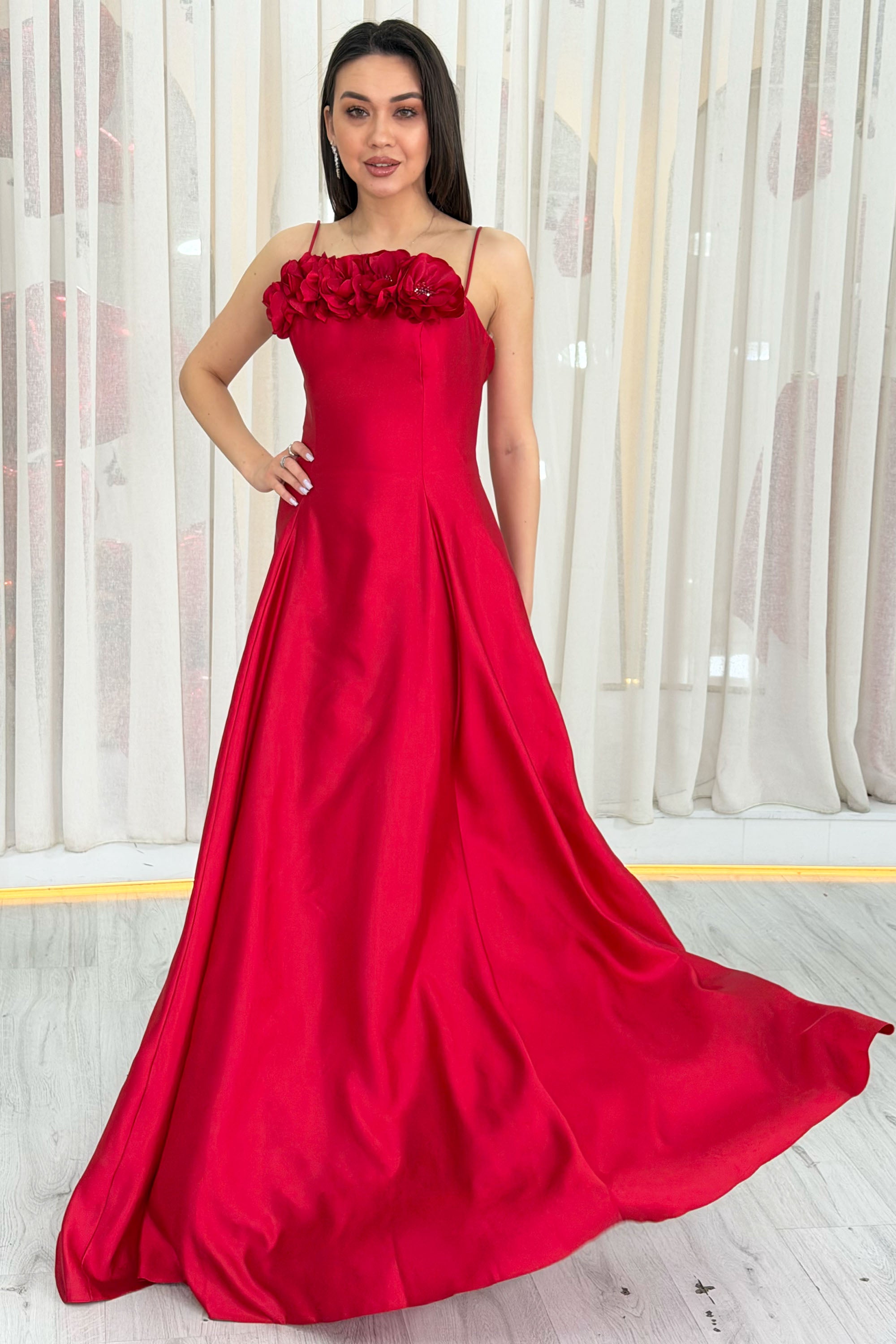 Kırmızı İnce Askılı Çiçek Detaylı Abiye Elbise 