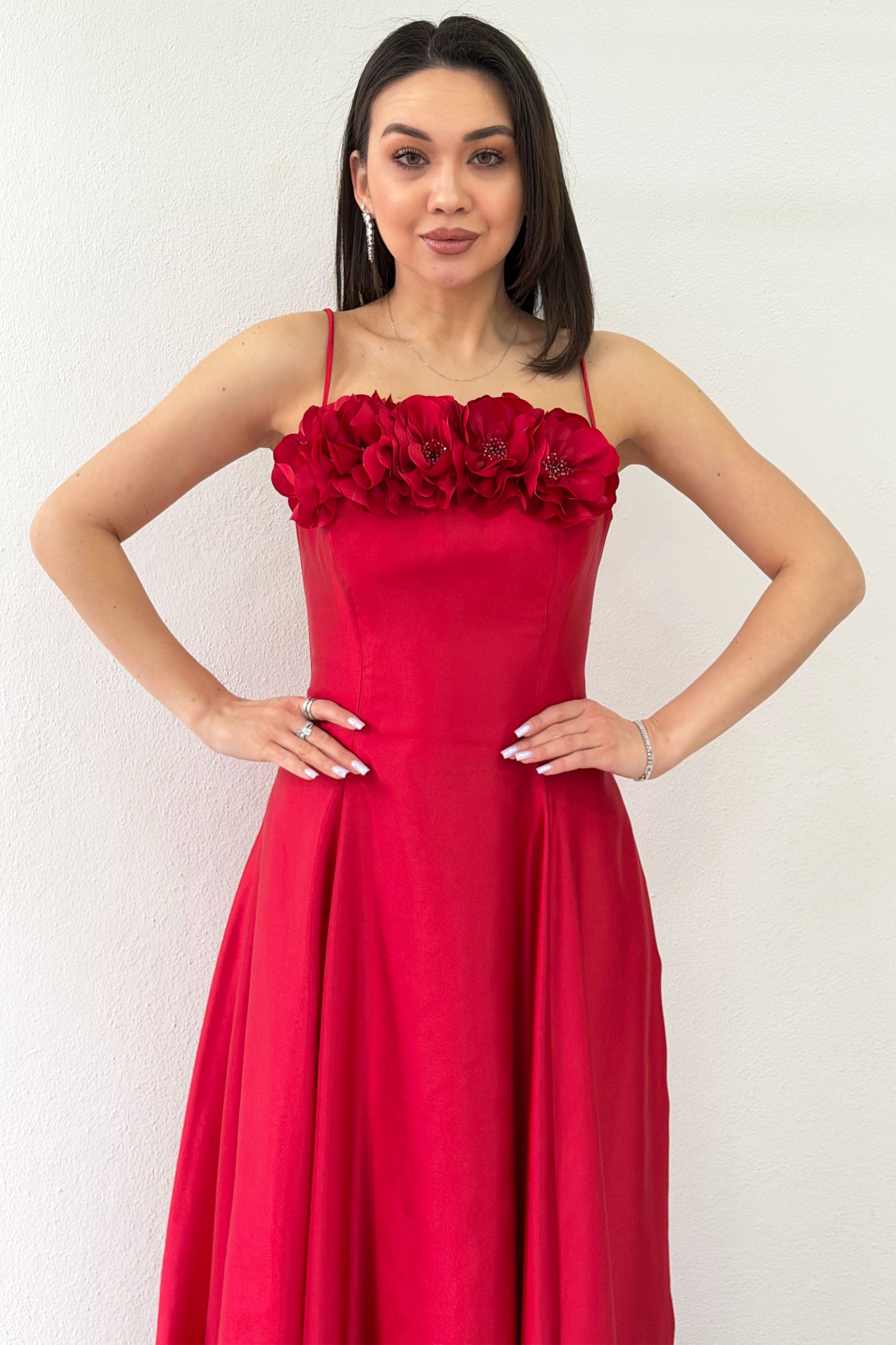 Kırmızı İnce Askılı Çiçek Detaylı Abiye Elbise 