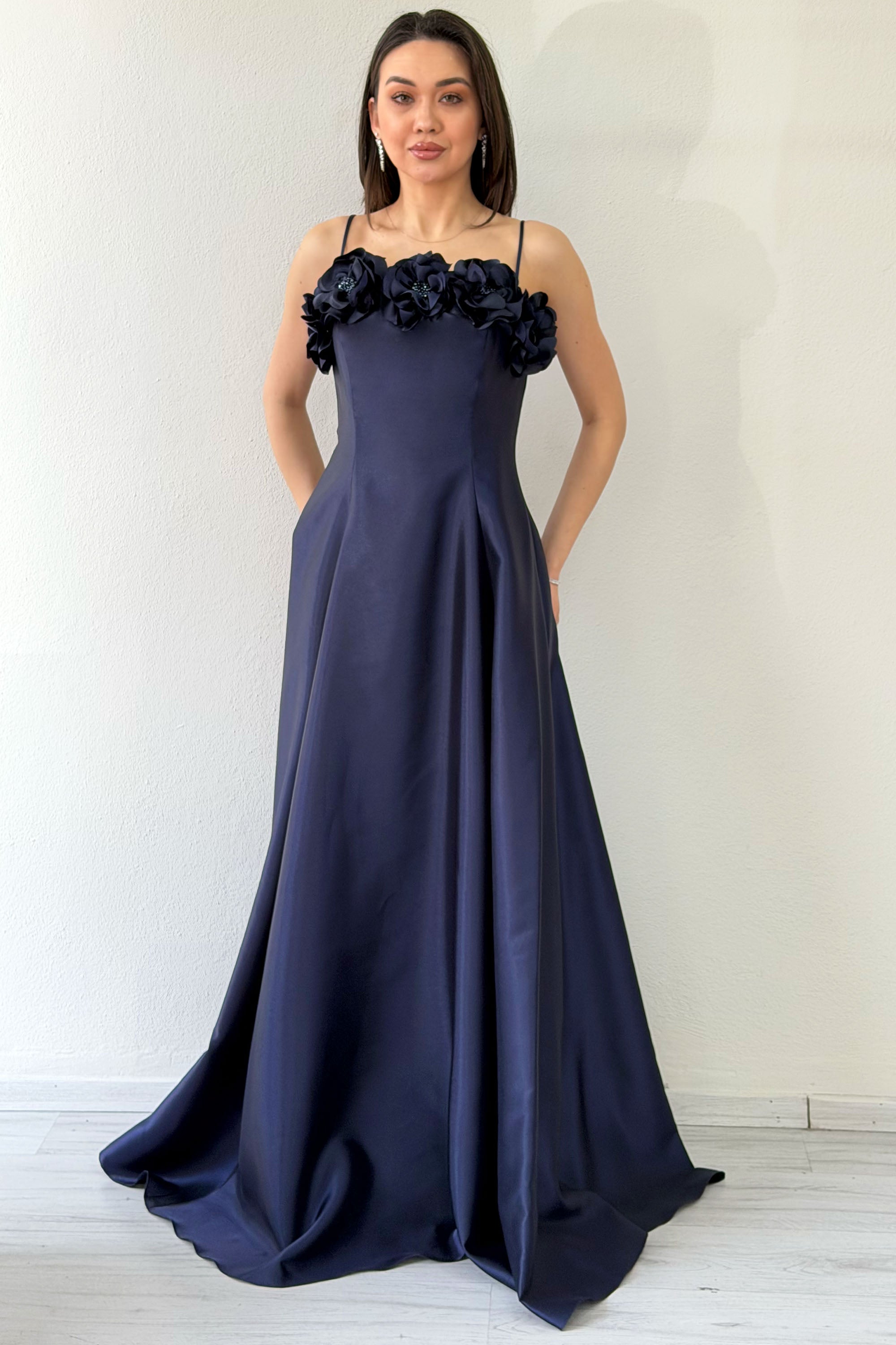 Lacivert İnce Askılı Çiçek Detaylı Abiye Elbise