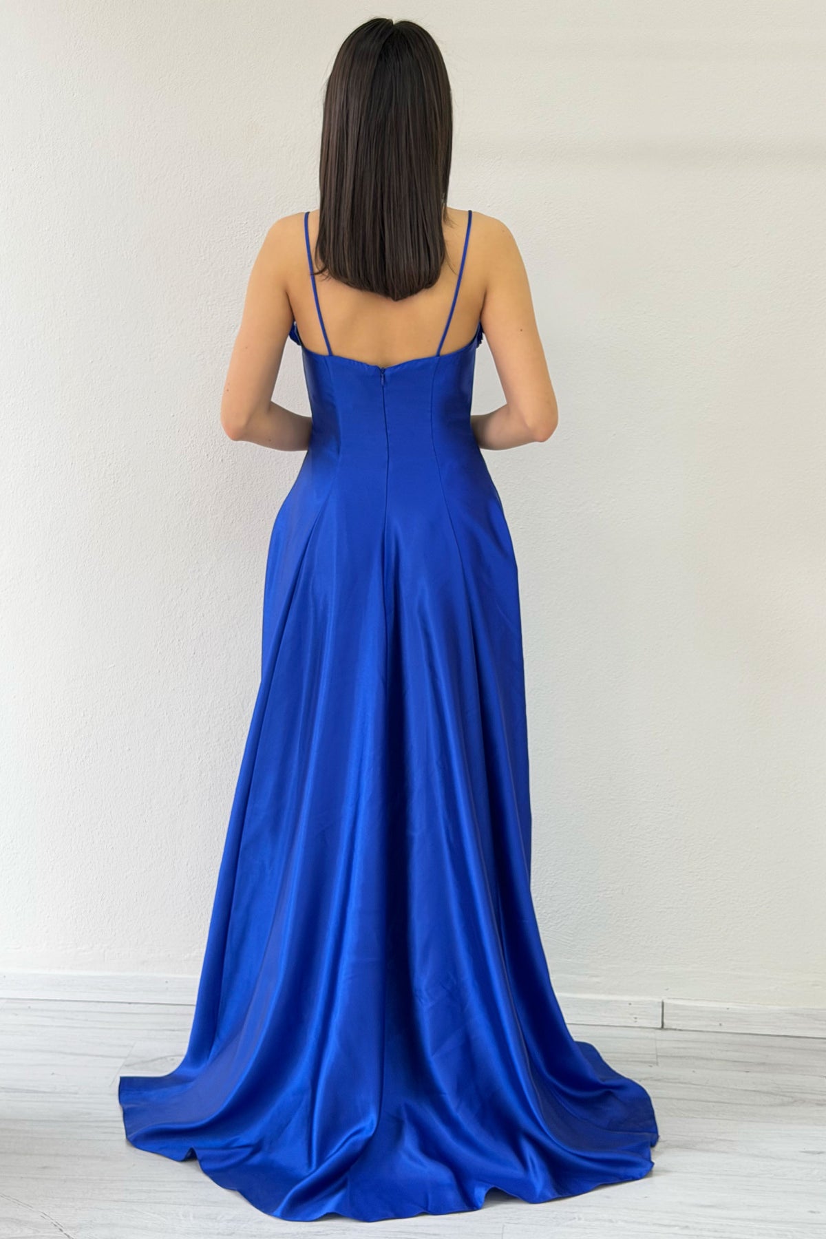 Arka ortadan fermuar kapamalı Saks Mavi İnce Askılı Çiçek Detaylı Abiye Elbise 