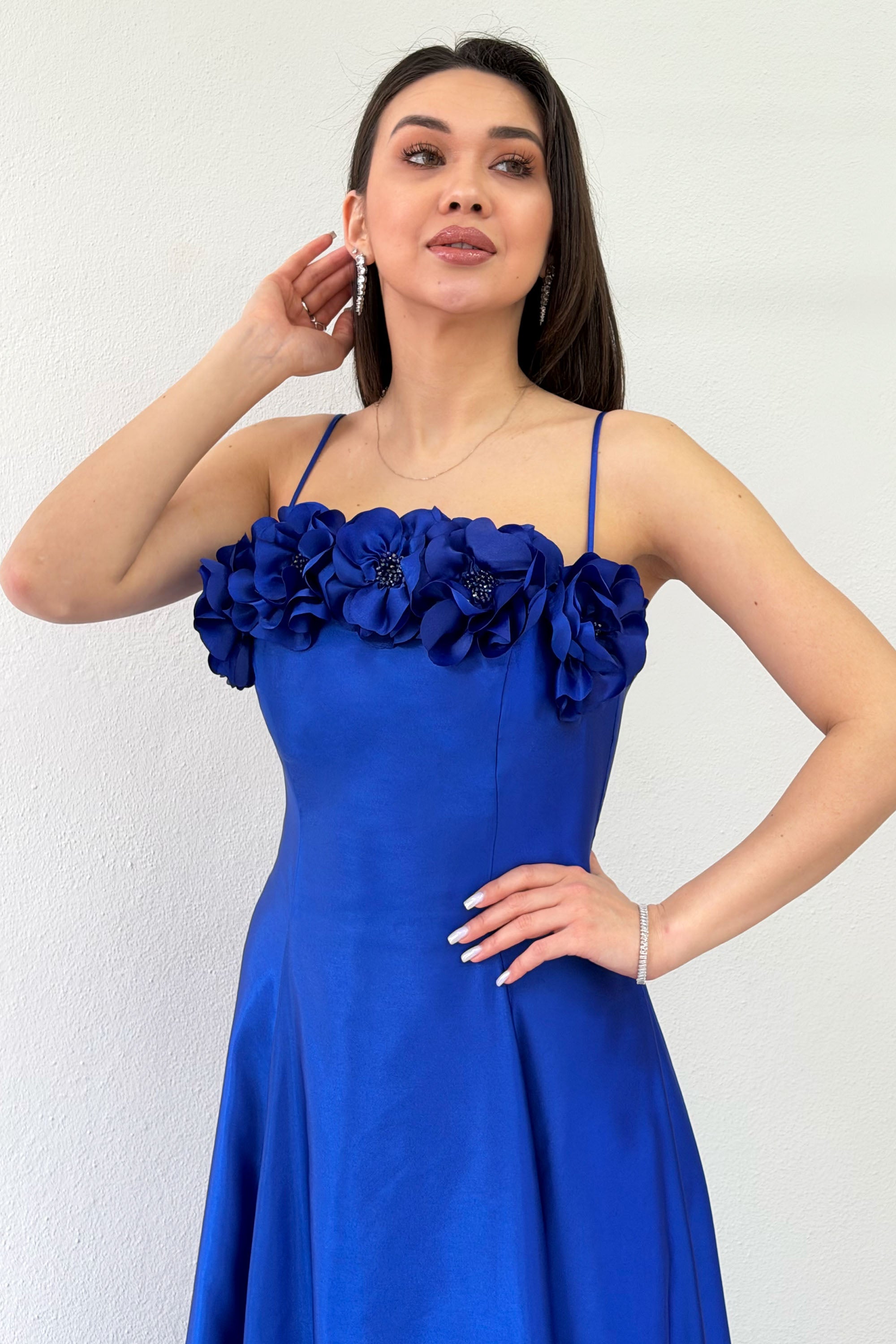 Saks Mavi İnce Askılı Çiçek Detaylı Abiye Elbise