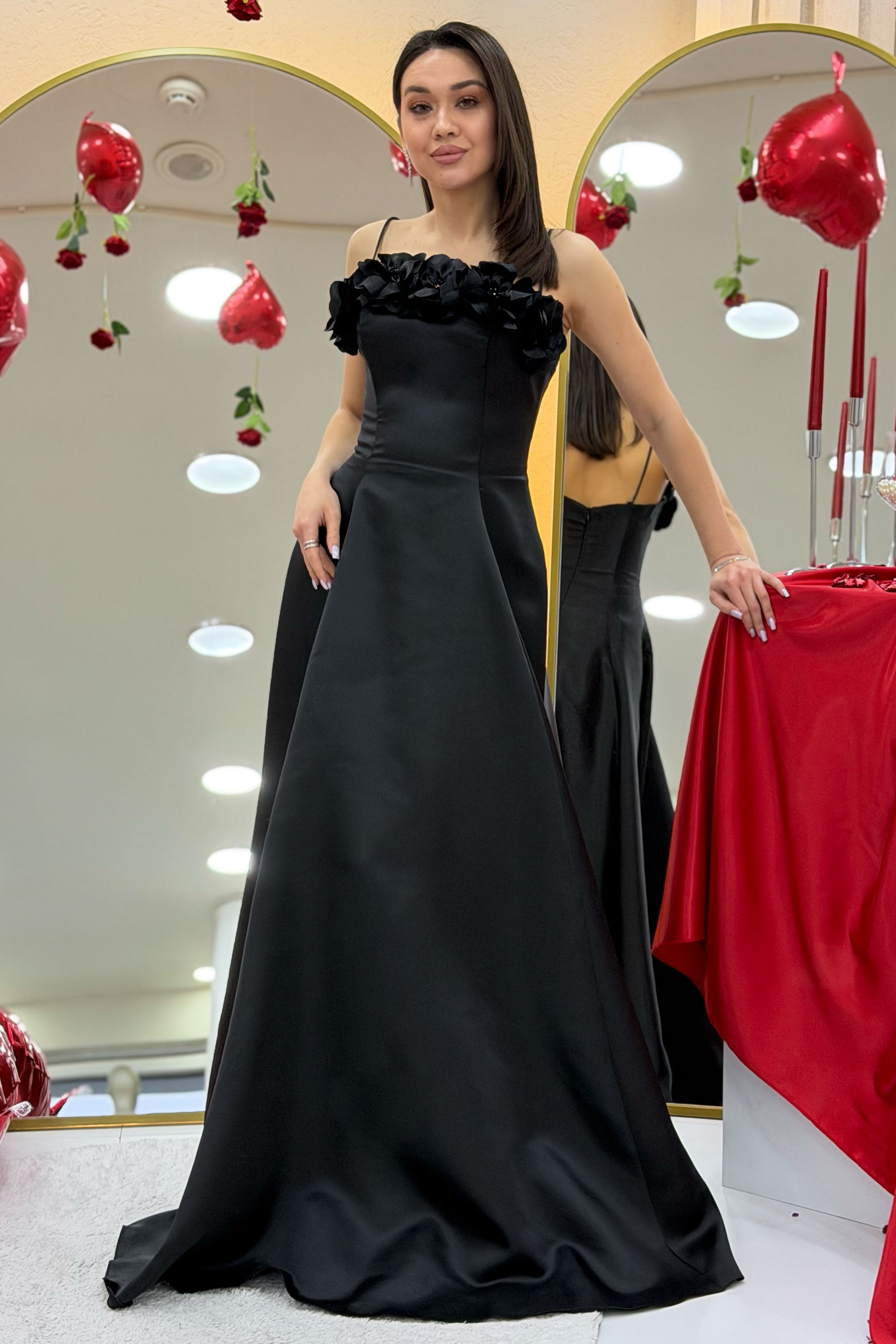 Siyah İnce Askılı Çiçek Detaylı Abiye Elbise