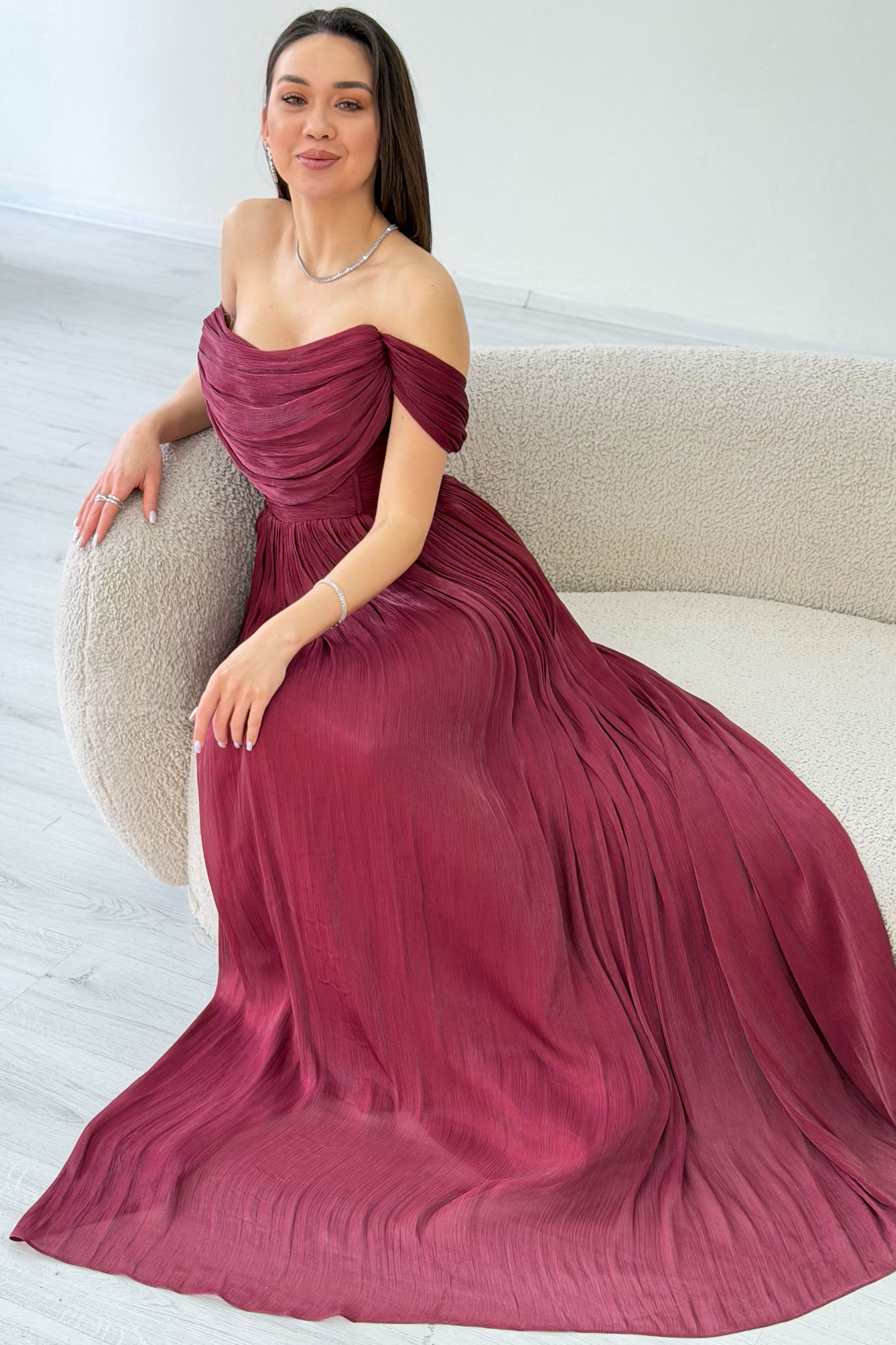 Bordo Düşük Omuz Drapeli Uzun Abiye Elbise 