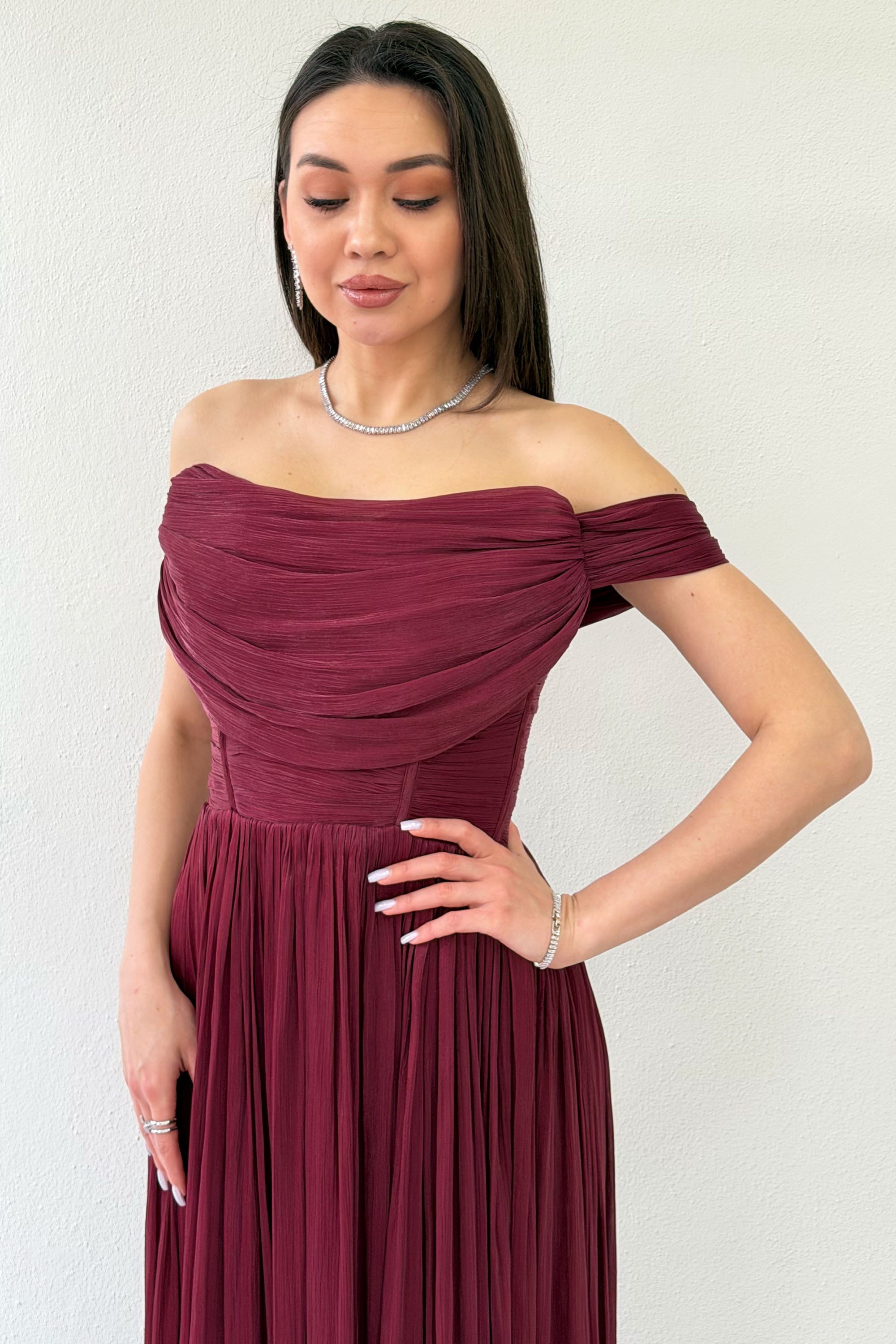 Bordo Düşük Omuz Drapeli Uzun Abiye Elbise 