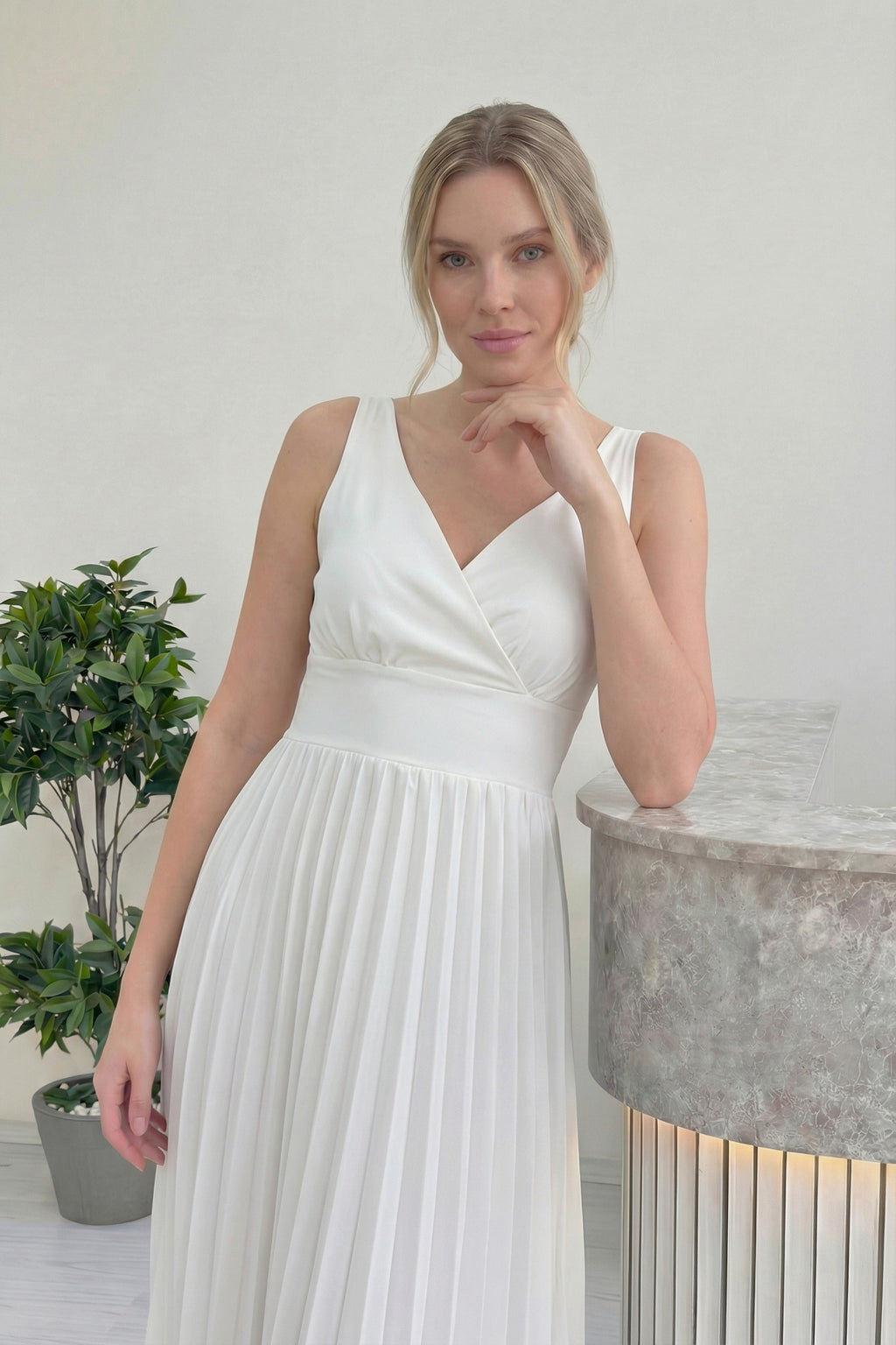 Beyaz V Yaka Pileli Midi Boy Elbise