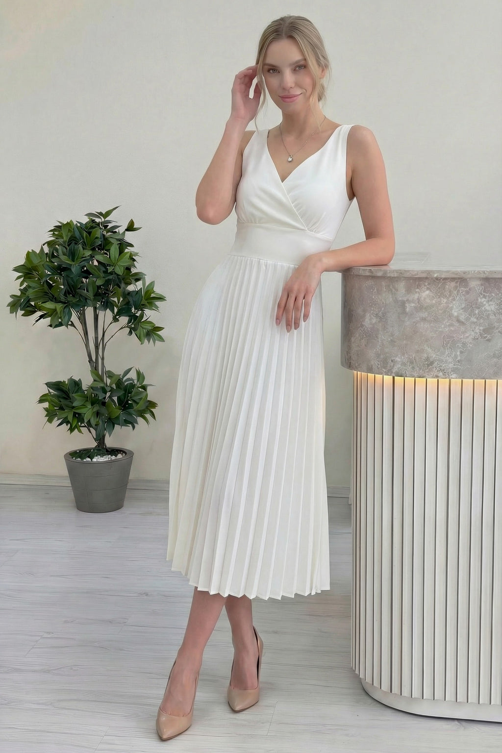 Beyaz V Yaka Pileli Midi Boy Elbise