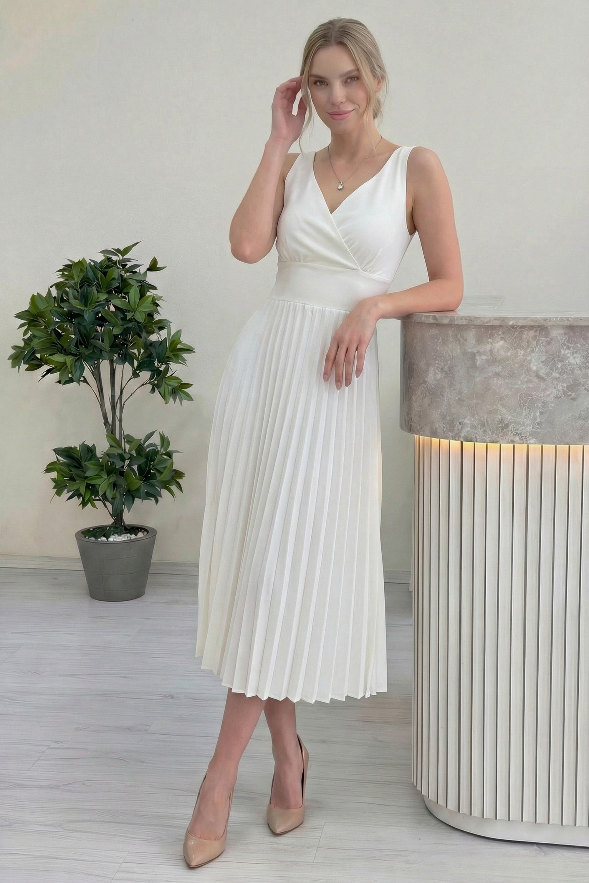 Beyaz V Yaka Pileli Midi Boy Elbise