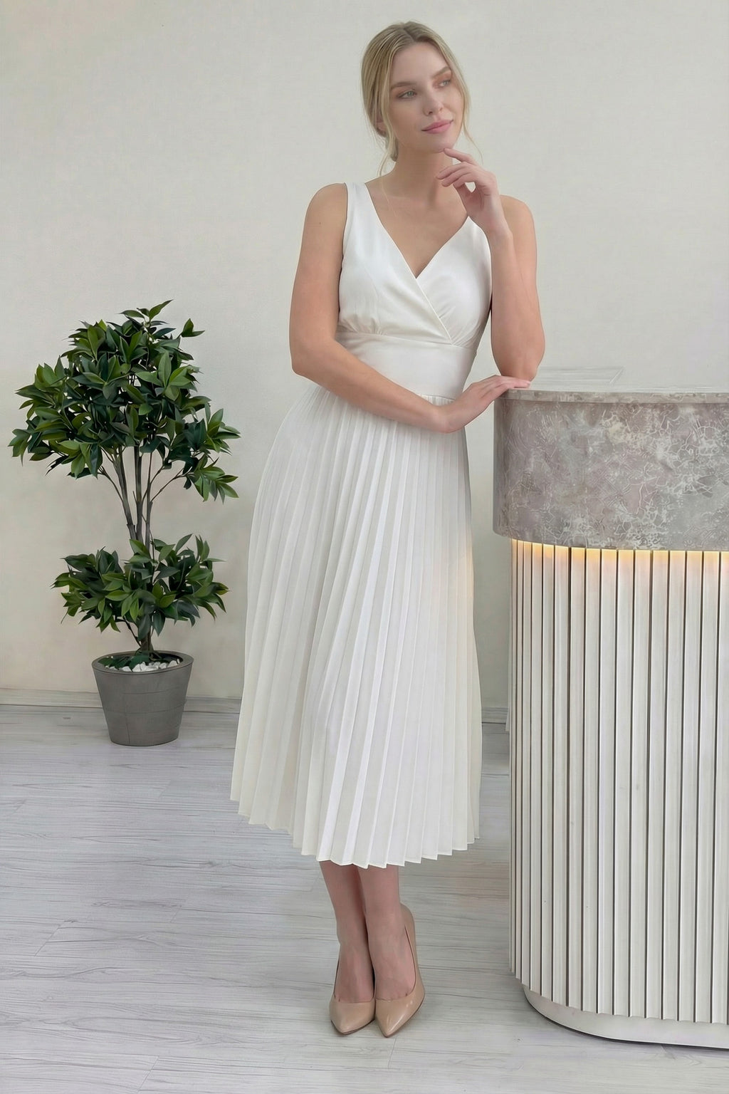 Beyaz V Yaka Pileli Midi Boy Elbise