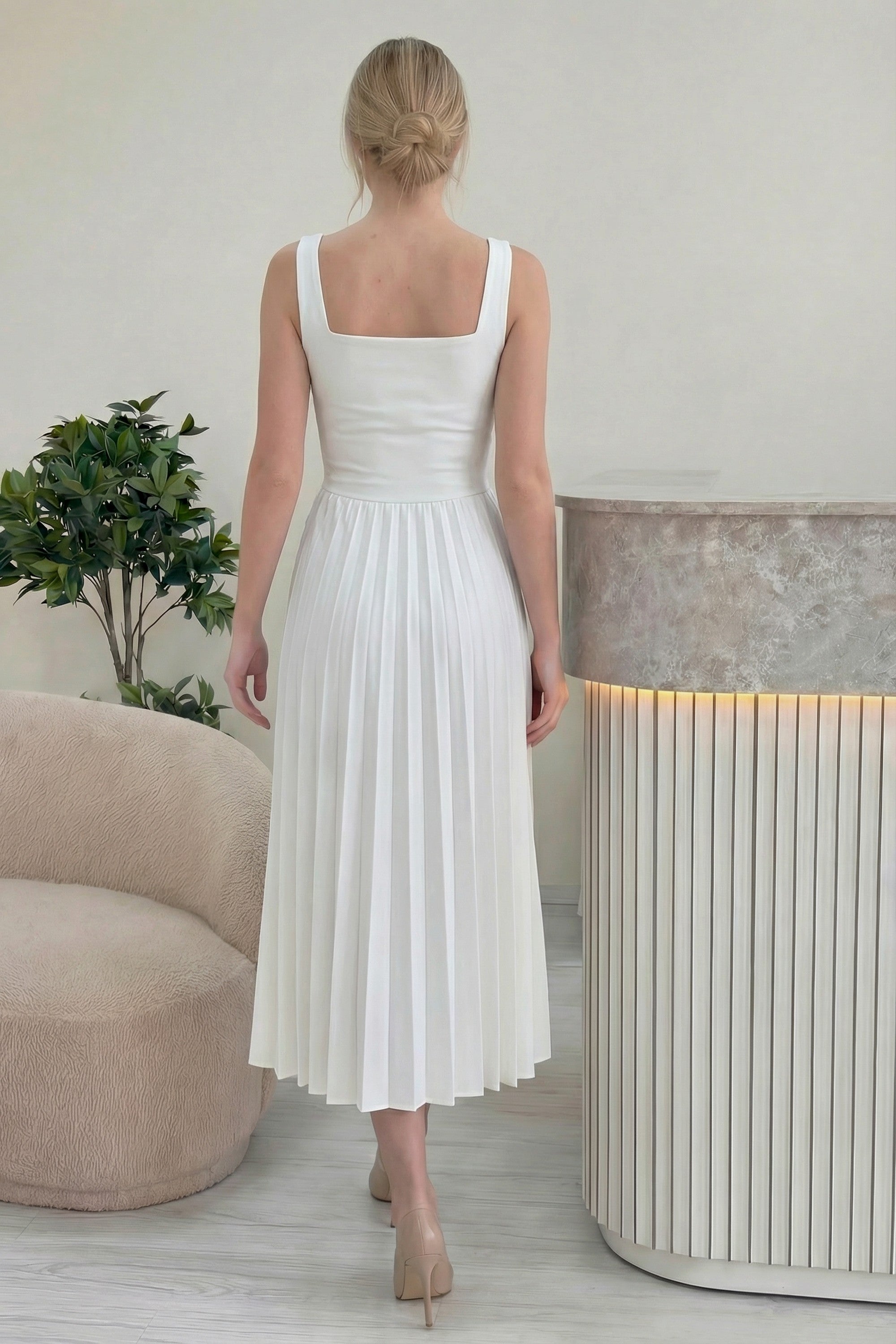 Beyaz V Yaka Pileli Midi Boy Elbise